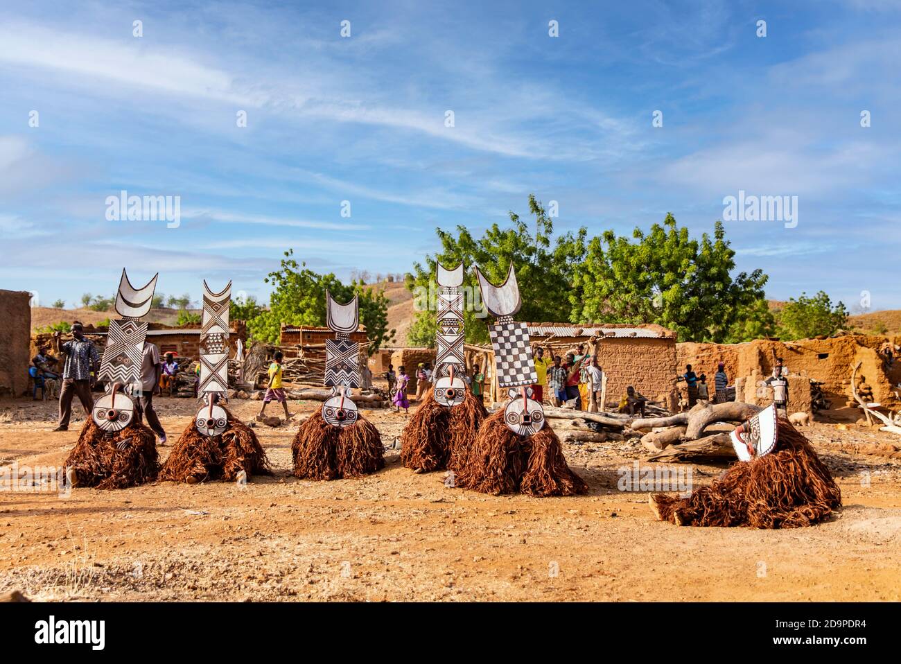 Danse avec les masques Nwantantay du peuple Bwa, Burkina Faso Banque D'Images