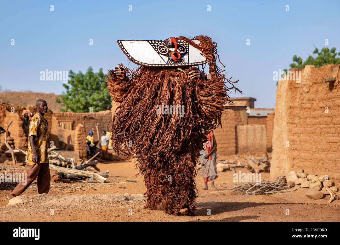 Danseur avec masque de faucon des gens de Bwa Banque D'Images
