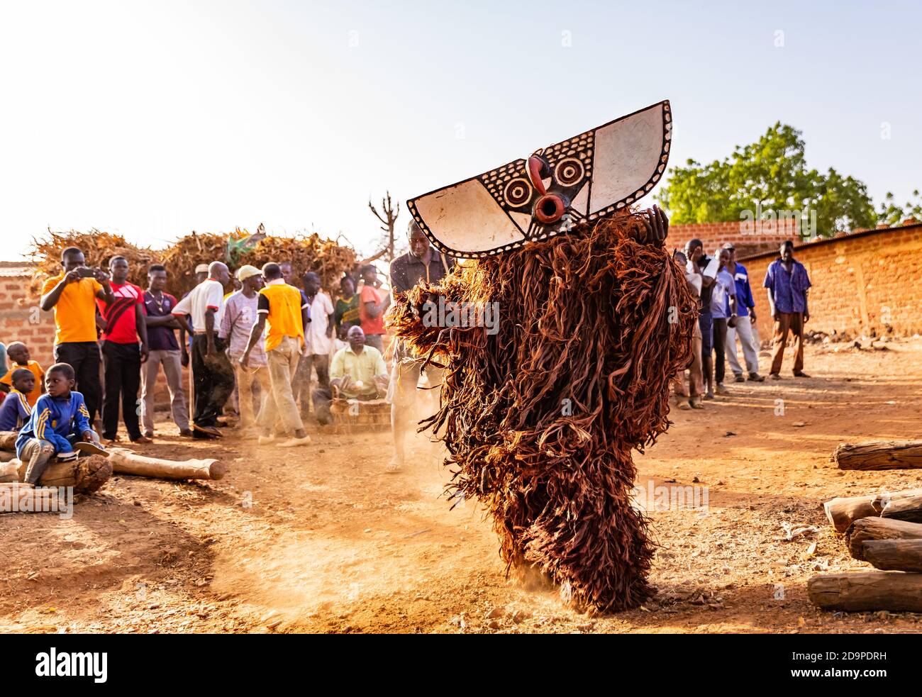 Danseur avec masque de faucon des gens de Bwa Banque D'Images