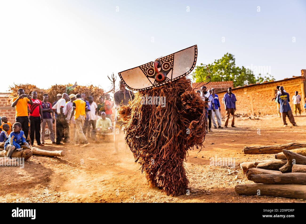 Danseur avec masque de faucon des gens de Bwa Banque D'Images