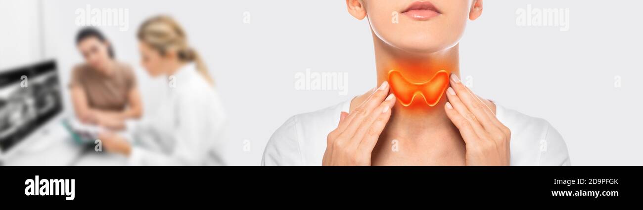 La femme palpation son cou, examiner la glande thyroïde. Glande thyroïde virtuelle dessinée sur son cou. diagnostic médical échographique de la glande thyroïde au dos Banque D'Images