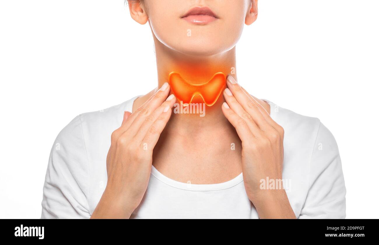 Femme montrant une glande thyroïde peinte sur son cou. Hypertrophie de la glande thyroïde en forme de papillon, isolée sur fond blanc Banque D'Images