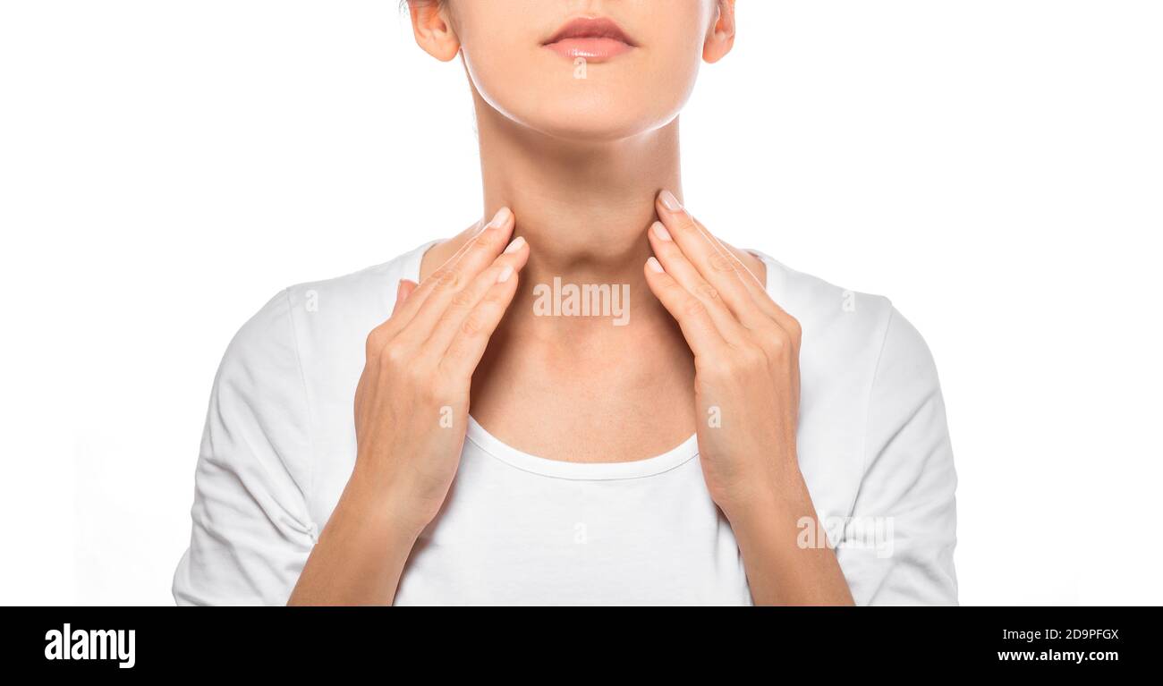 Femme palpation son cou, examiner la glande thyroïde. Hypertrophie de la glande thyroïde en forme de papillon, isolée sur fond blanc Banque D'Images