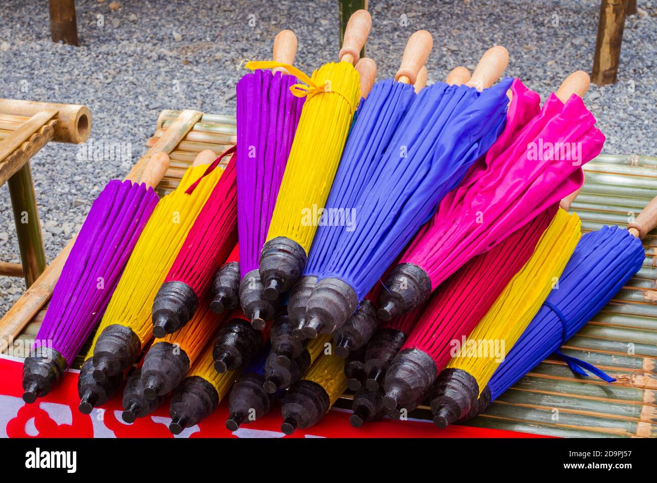 Parapluie thaïlandais en bambou plié coloré vendu sur le marché. Banque D'Images