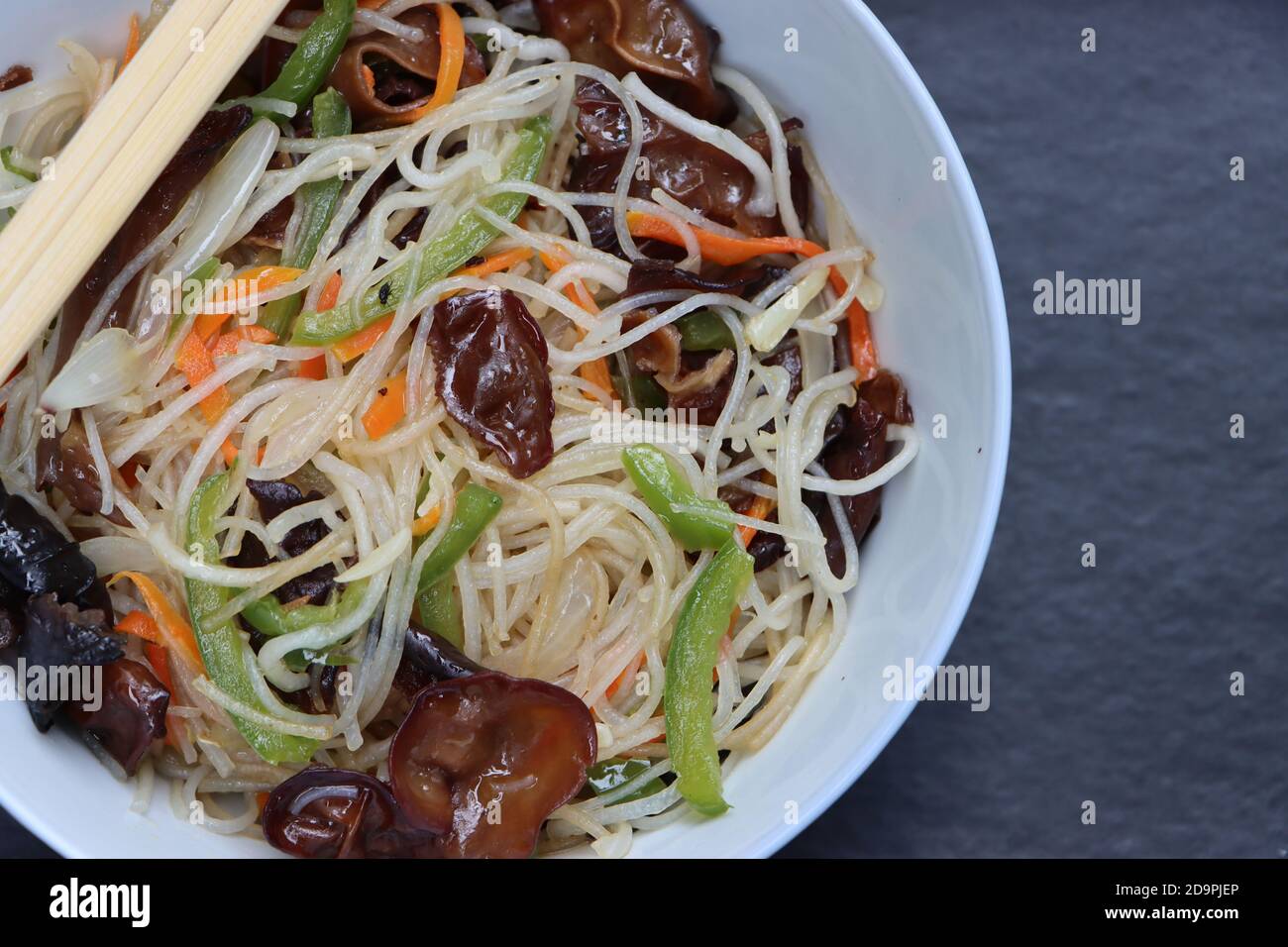Nouilles de riz dans un bol, mélanger les frites avec les champignons des bois d'oreille, la salade vermicelles et l'apéritif Banque D'Images
