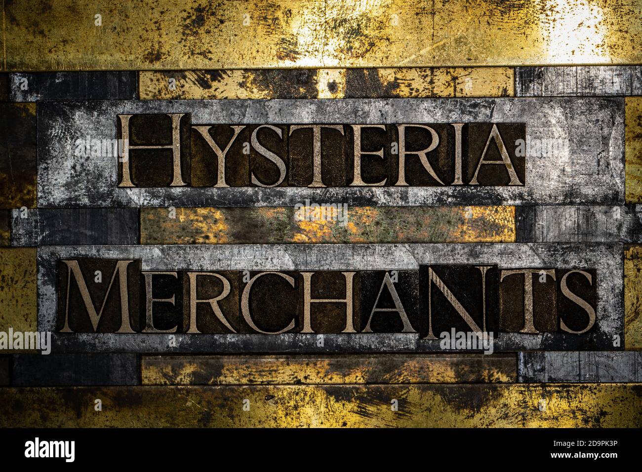 Hysteria Merchants texte message sur texture grunge cuivre et vintage fond doré Banque D'Images