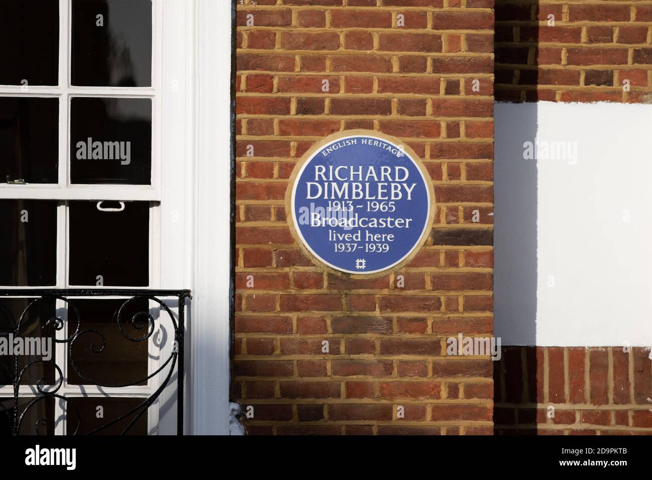 Plaque bleue du patrimoine anglais pour Richard Dimbleby à Cedar court, East Sheen, Londres. Banque D'Images