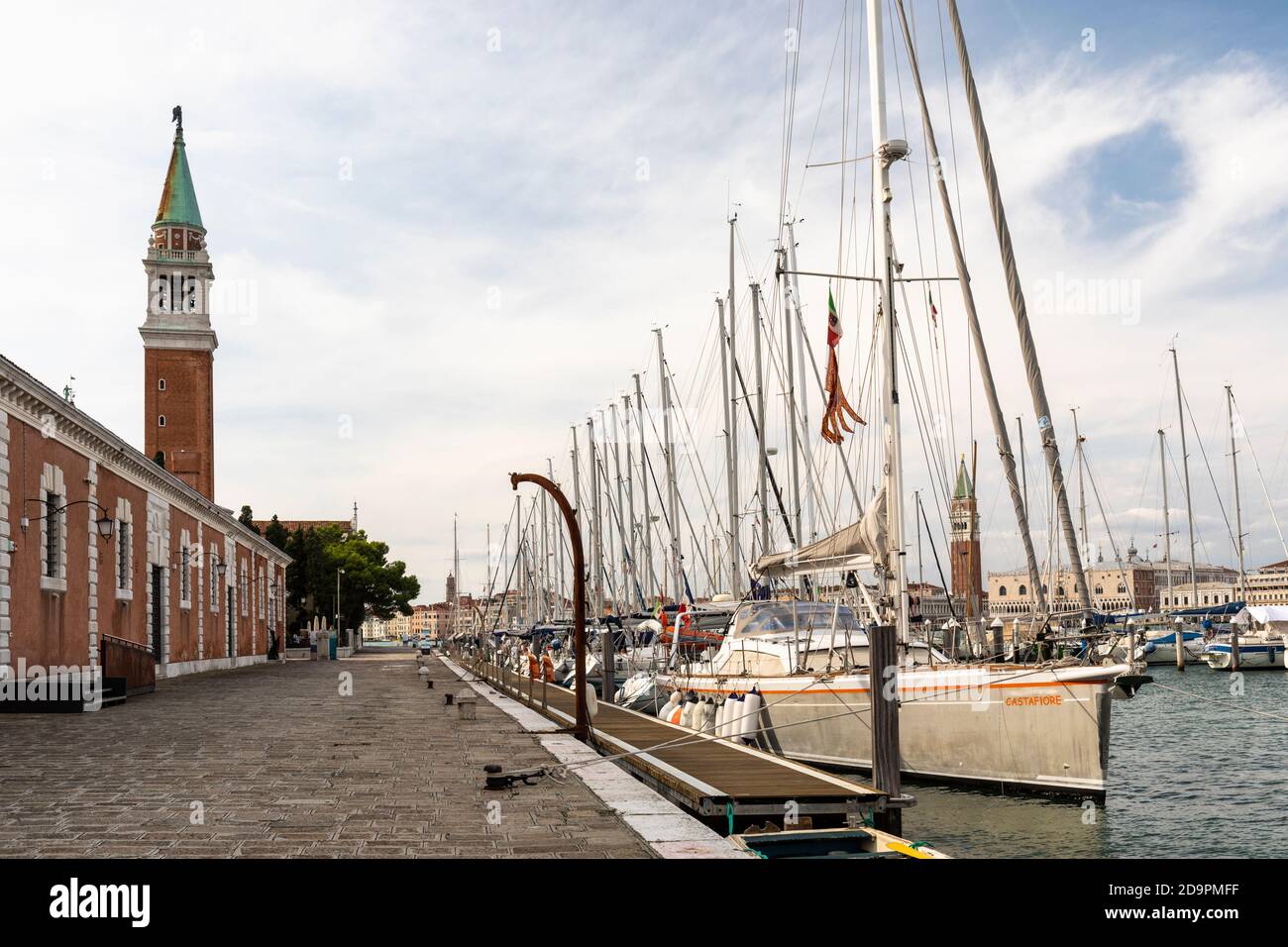 San Giorgio Maggiore Marina avec le clocher et la promenade de San Giorgio Maggiore, Venise, Italie Banque D'Images