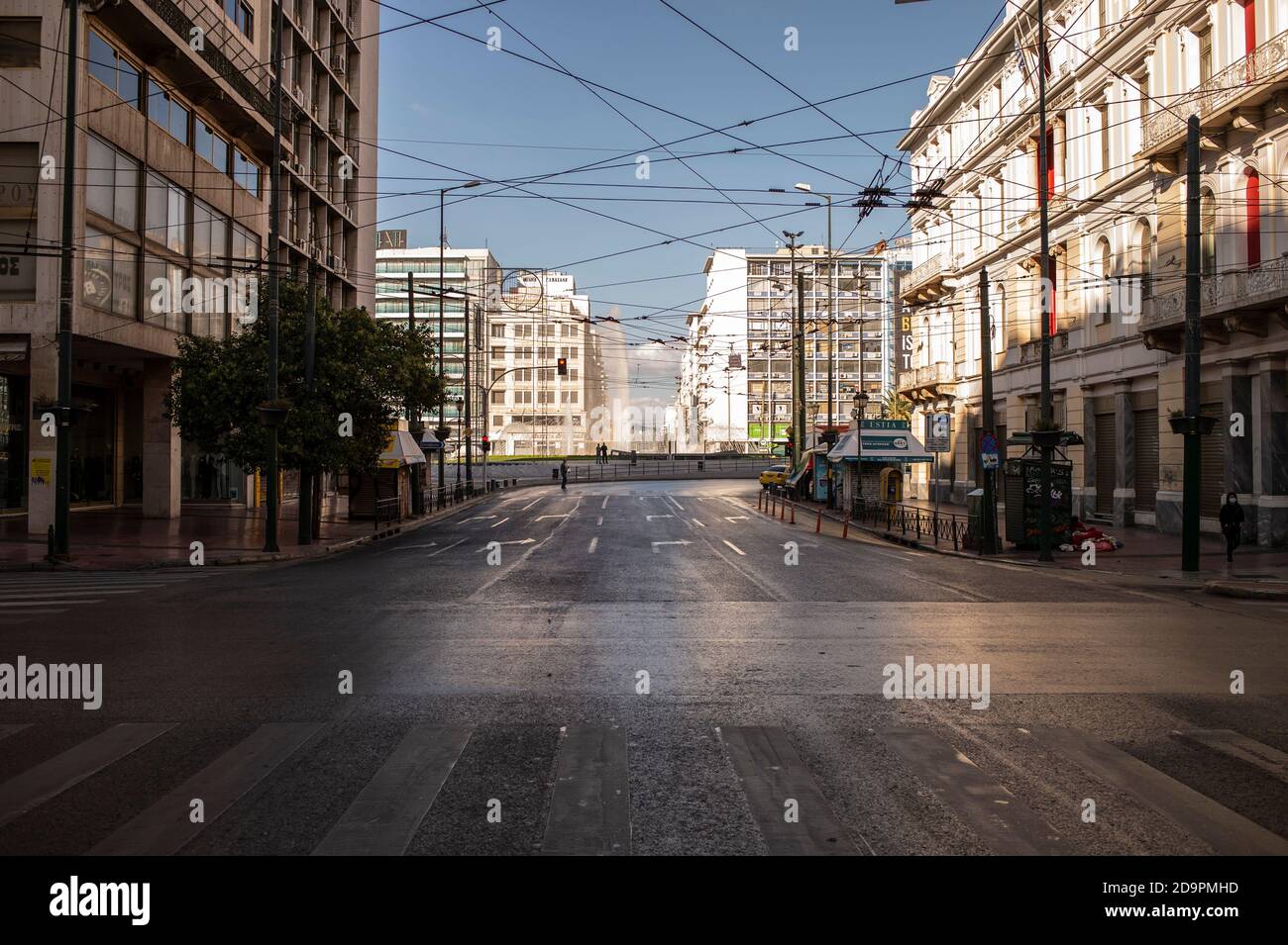 Athen, Grèce. 07th nov. 2020. La place Omonia dans le centre de la ville est comme disparu. Depuis le samedi 07.11.2020, un verrouillage de trois semaines est en vigueur dans toute la Grèce. À partir de 6.00 heures, tous les magasins sauf les supermarchés, les pharmacies et autres entreprises vitales doivent fermer. De 21.00 à 5.00 un couvre-feu de nuit s'applique. Toute personne qui veut faire du shopping ou consulter un médecin pendant la journée doit en informer les autorités par SMS. Les masques sont obligatoires partout. Credit: Angelos Tzortzinis/dpa/Alay Live News Banque D'Images