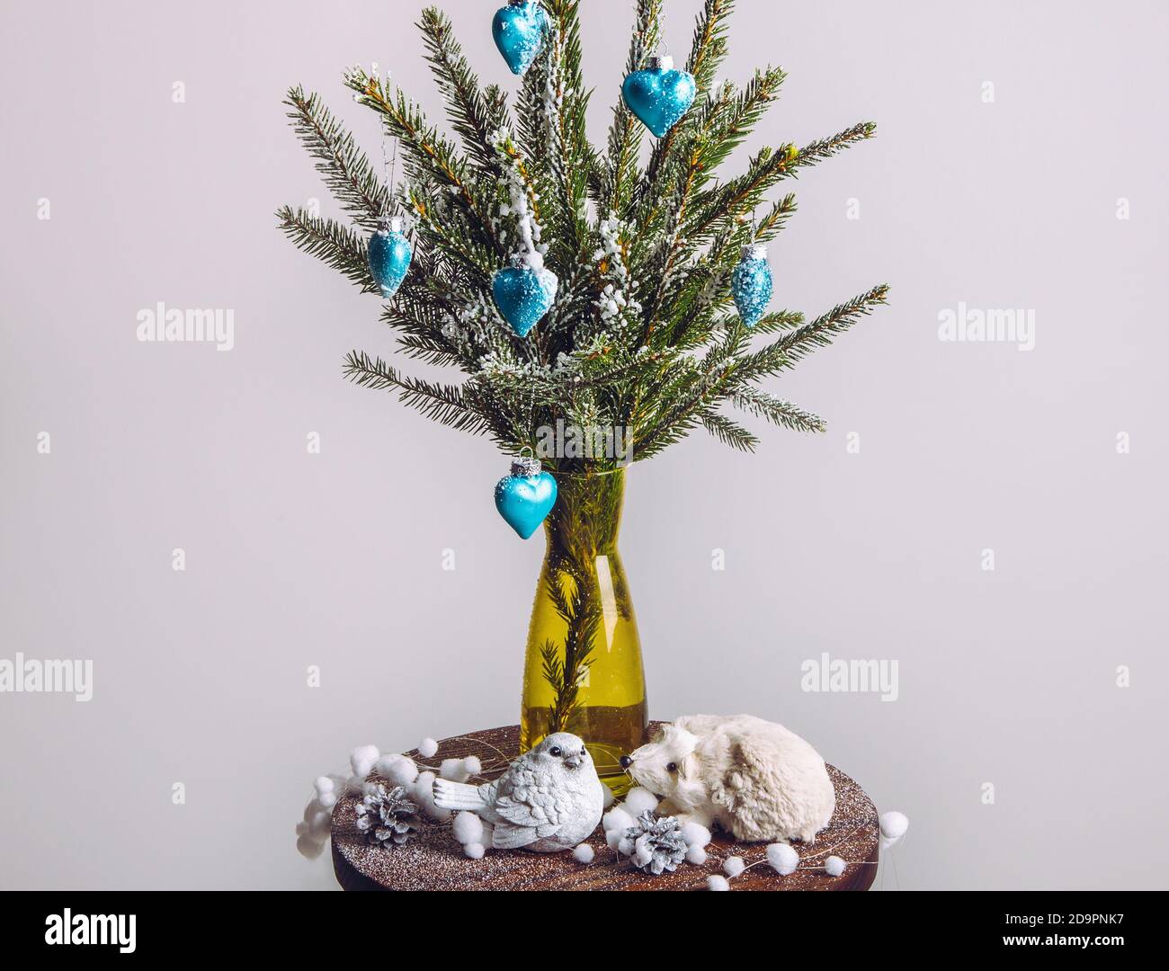 Neige pulvérisée décorée branches d'arbre de Noël en hiver, artisanat. Prise de vue en studio, éclairage en intérieur blanc, arrière-plan minimaliste, espace de copie. Banque D'Images