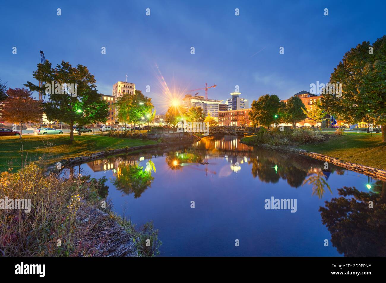 Kalamazoo, Michigan, États-Unis, centre-ville et parc au crépuscule. Banque D'Images