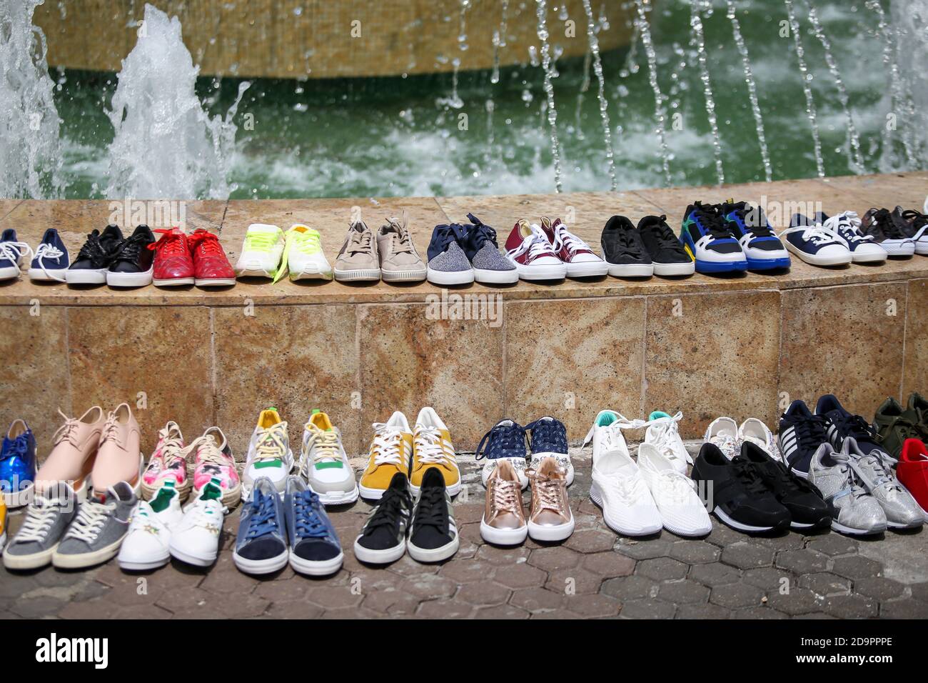 Bucarest, Roumanie - 17 mai 2019 : image de faible profondeur de champ (mise au point sélective) avec différents types de femmes baskets sur le trottoir comme une forme de pr Banque D'Images