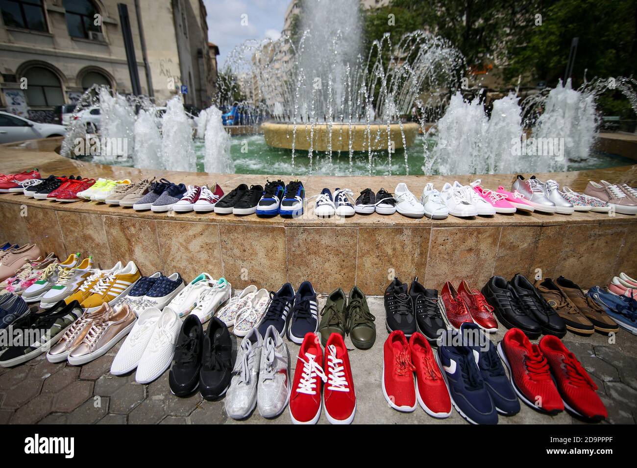 Bucarest, Roumanie - 17 mai 2019 : image de faible profondeur de champ (mise au point sélective) avec différents types de femmes baskets sur le trottoir comme une forme de pr Banque D'Images