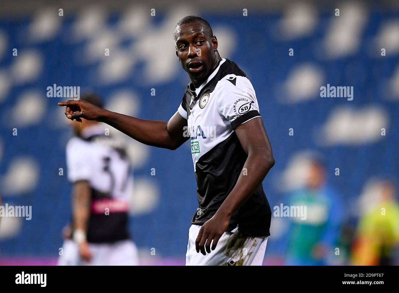 Reggio Emilia, Italie - 06 novembre, 2020: Stefano Okaka de Udinese Calcio gestes pendant la Serie UN match de football entre US Sassuolo et Udinese Calcio. Le match s'est terminé par 0-0 ficelage. Credit: Nicolò Campo/Alay Live News Banque D'Images