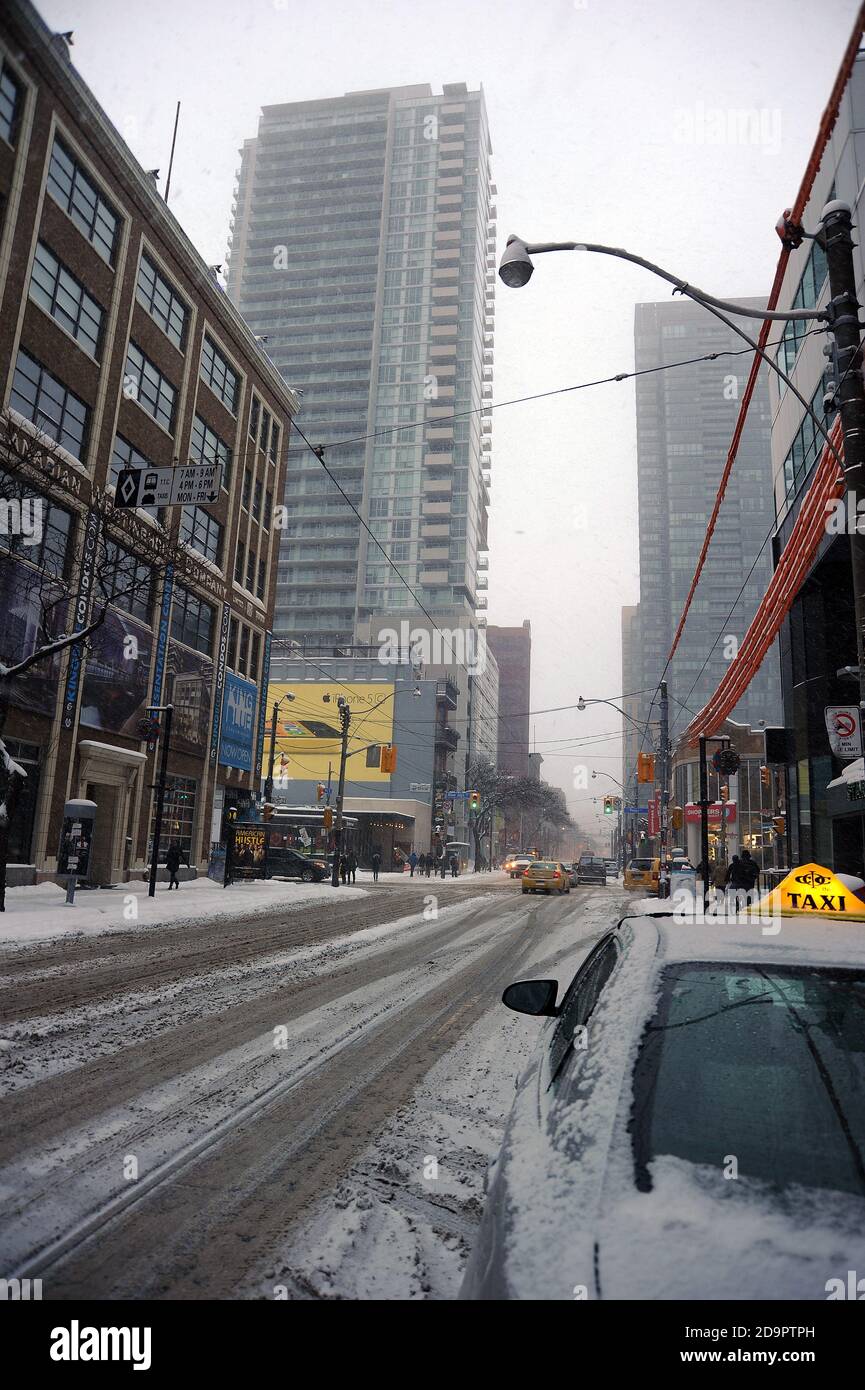 King Street West dans la neige. Toronto. Banque D'Images