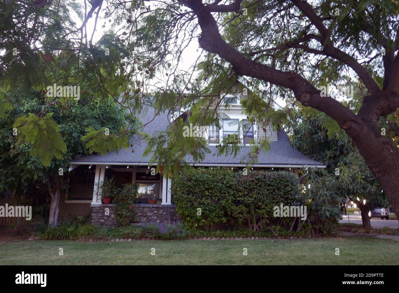 South Pasadena, Californie, Etats-Unis 4 novembre 2020 UNE vue générale de l'atmosphère de Laurie Strodes (joué par Jamie Lee Curtis) House, lieu de tournage du film John Carpenter 1978 Classic Horror le 4 novembre 2020 au 1115 Oxley Street à South Pasadena, Californie, Etats-Unis. Photo par Barry King/Alay stock photo Banque D'Images
