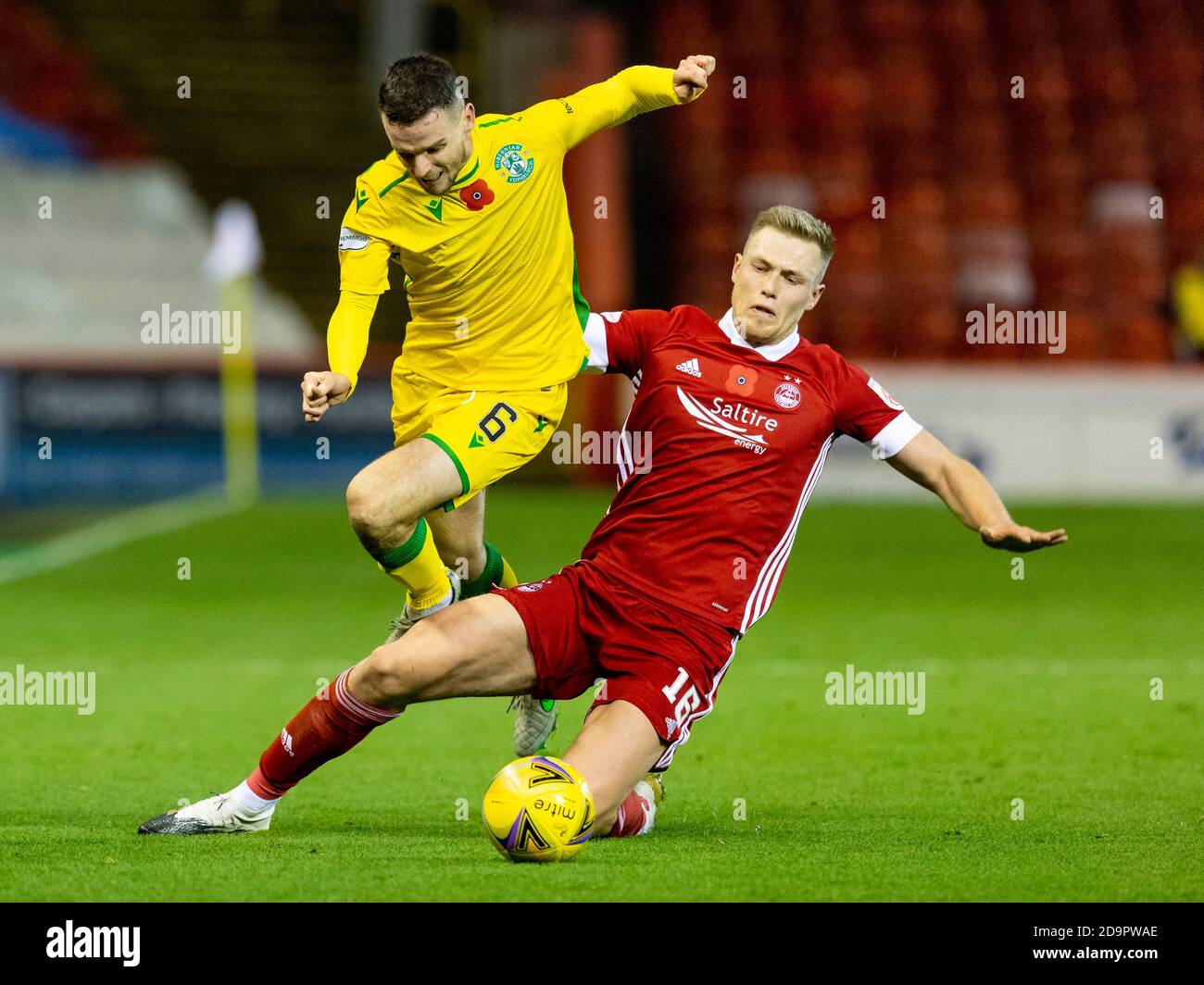 Aberdeen, Écosse, Royaume-Uni. 6 novembre 2020 Sam Cosgrove d'Aberdeen glisse pour s'attaquer à Paul McGinn de Hibernian pendant l'Aberdeen contre Hibernian Scott Banque D'Images