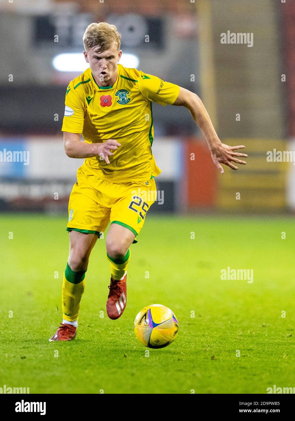 Aberdeen, Écosse, Royaume-Uni. 6 novembre 2020 Josh Doig de Hibernian pendant le montage Aberdeen / Hibernian Scottish Premiership au stade Pittodrie. Banque D'Images