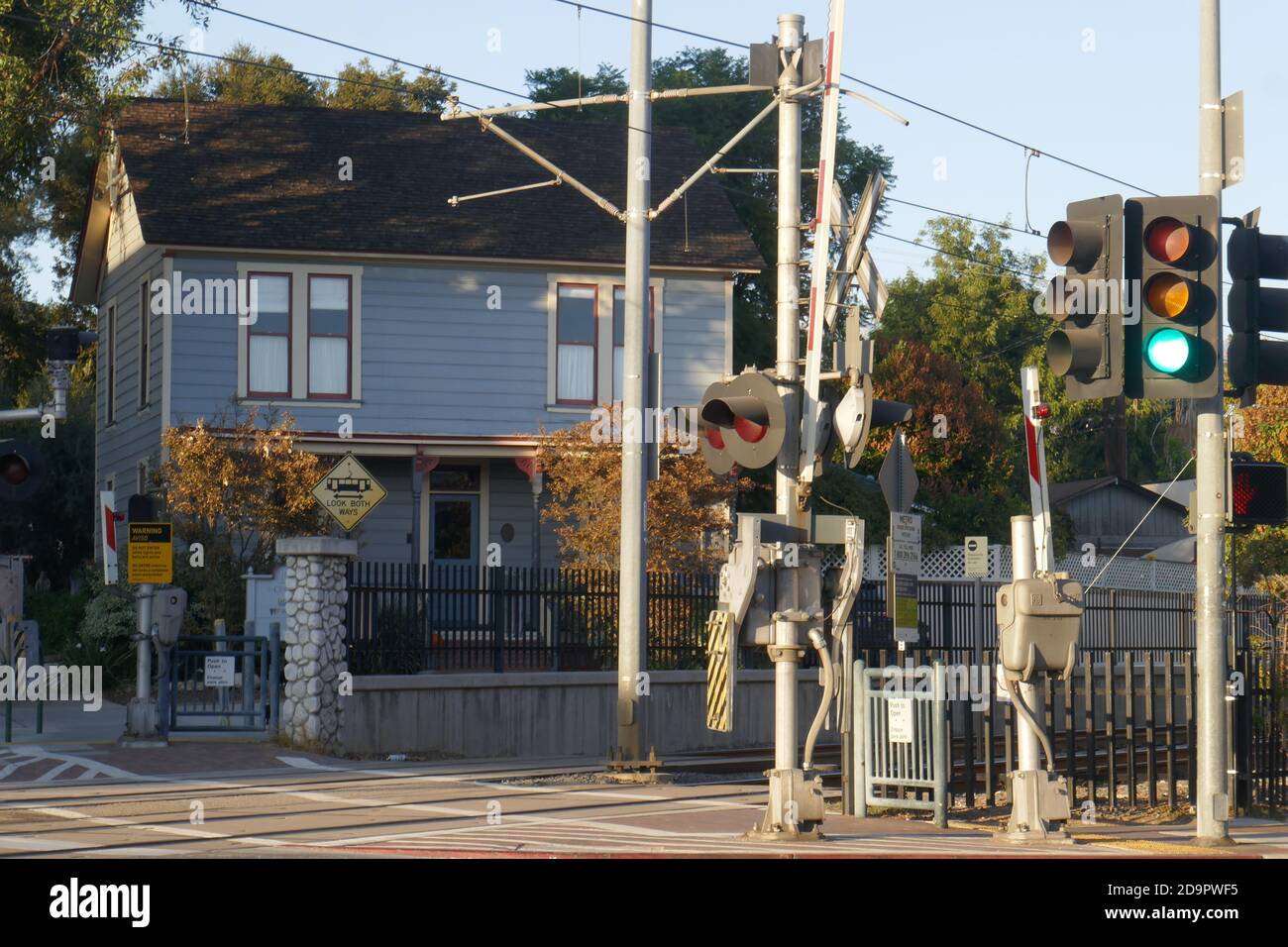 South Pasadena, Californie, Etats-Unis 4 novembre 2020 UNE vue générale de l'atmosphère de Michael Myers House, lieu de tournage du film John Carpenter 1978 Classic Horror le 4 novembre 2020 au 1000 Mission Street à South Pasadena, Californie, Etats-Unis. Photo par Barry King/Alay stock photo Banque D'Images