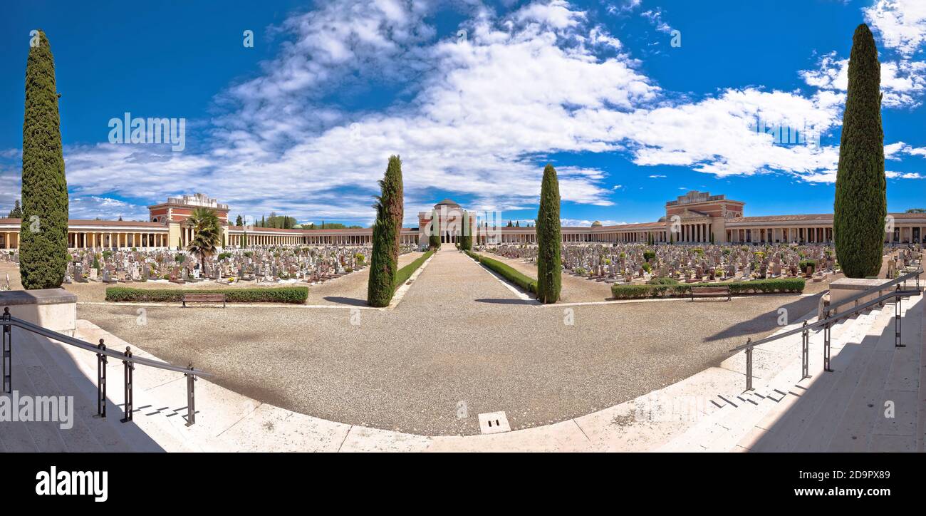 Arcades du cimetière de la ville de Vérone vue panoramique, région de Vénétie en Italie Banque D'Images