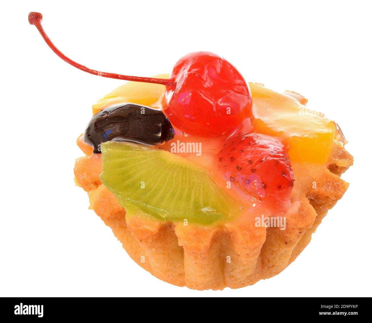 Gâteau aux fruits dans un panier de sable avec crème décorée de cerise  isolée sur un fond blanc Photo Stock - Alamy