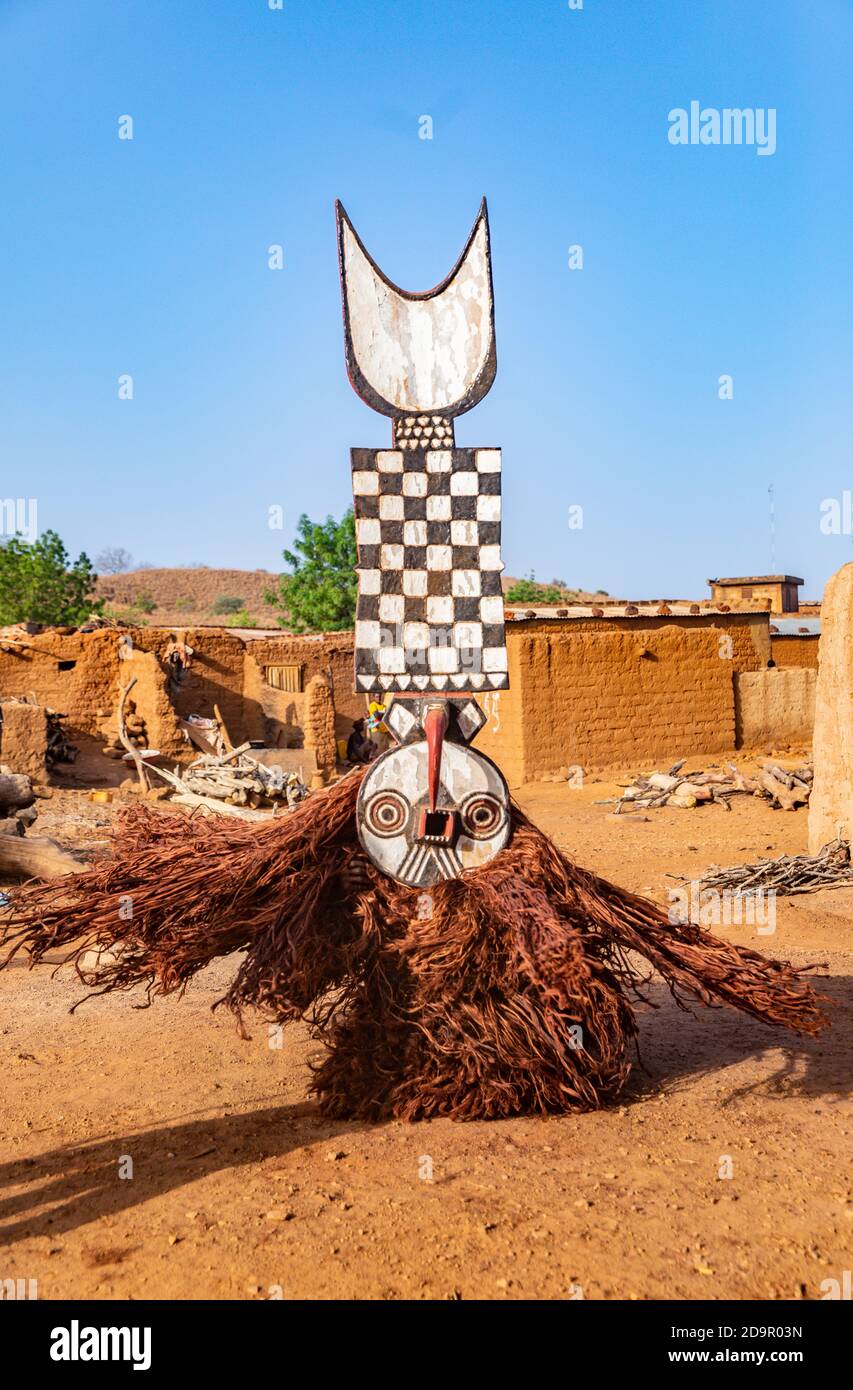 Danse avec les masques Nwantantay du peuple Bwa, Burkina Faso Banque D'Images