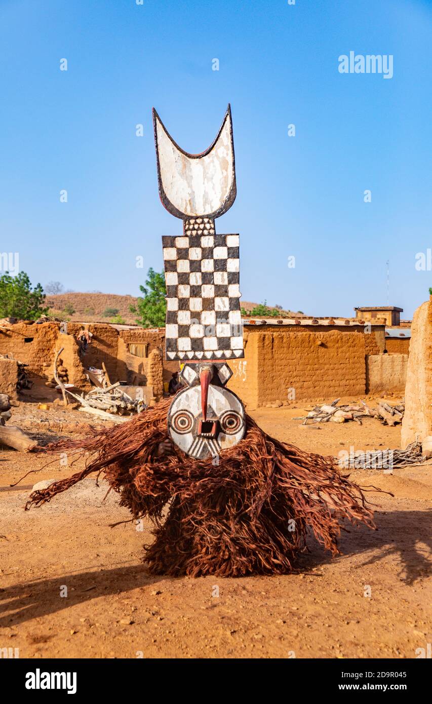 Danse avec les masques Nwantantay du peuple Bwa, Burkina Faso Banque D'Images