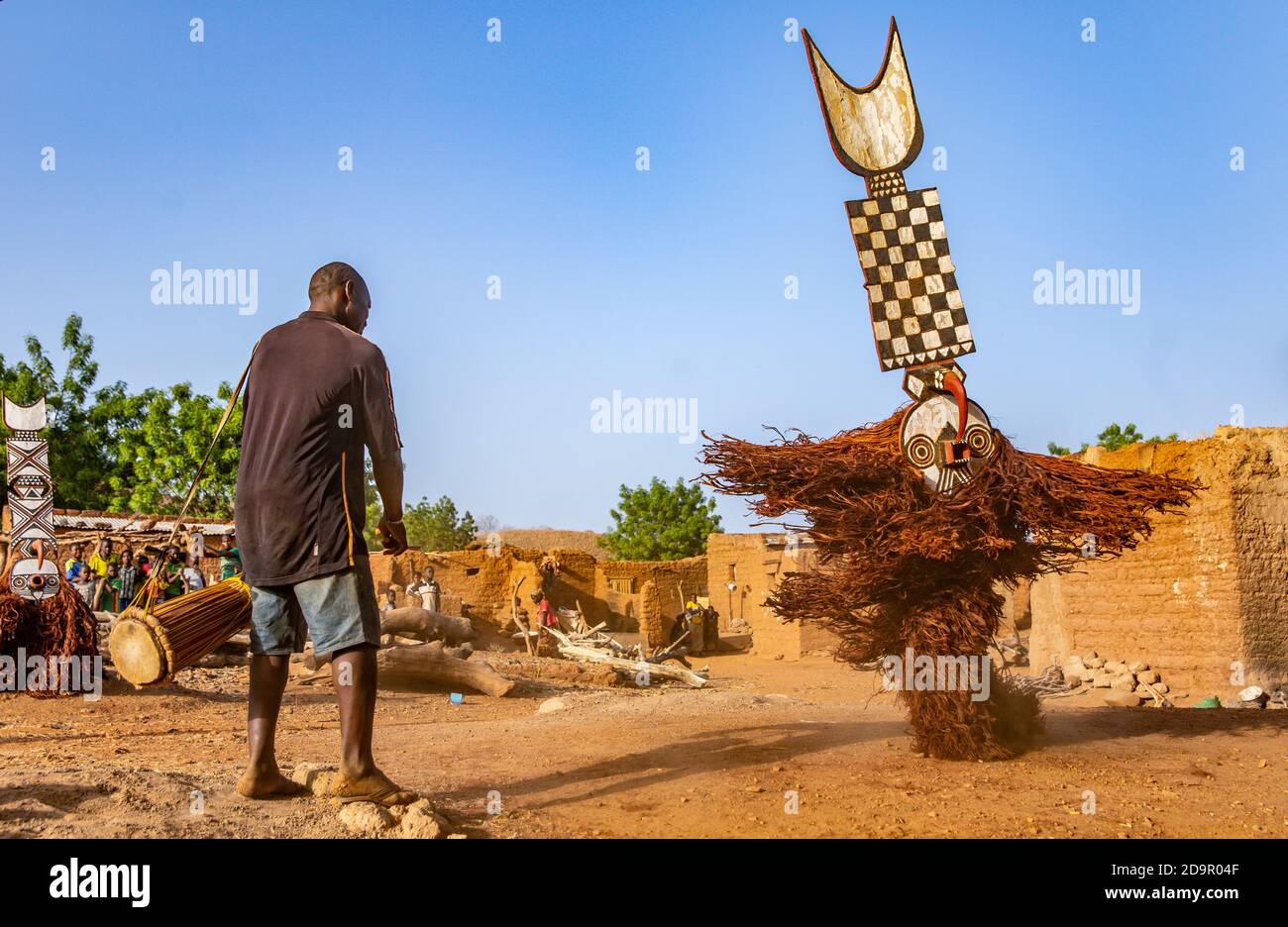 Danse avec les masques Nwantantay du peuple Bwa, Burkina Faso Banque D'Images
