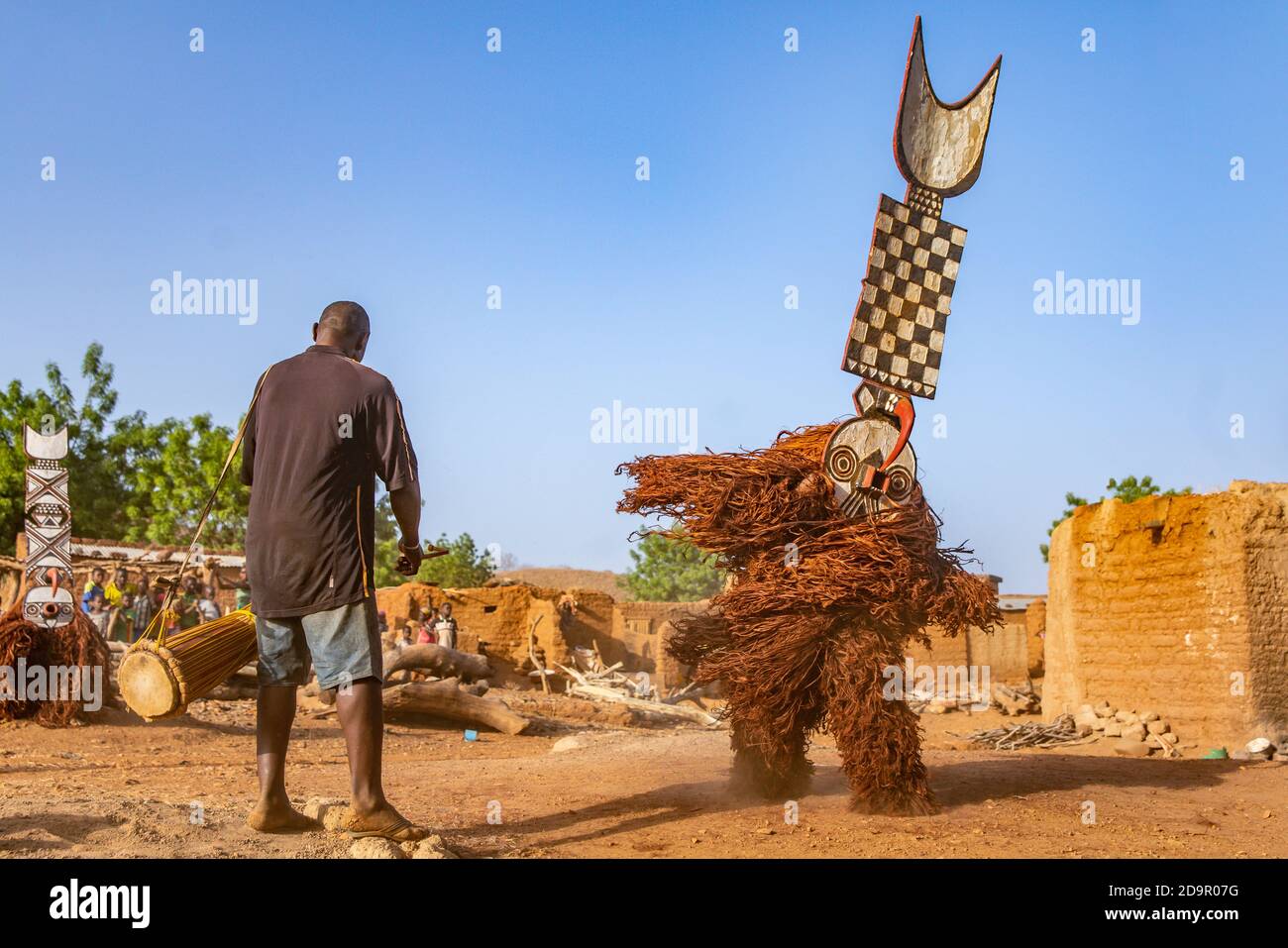 Danse avec les masques Nwantantay du peuple Bwa, Burkina Faso Banque D'Images