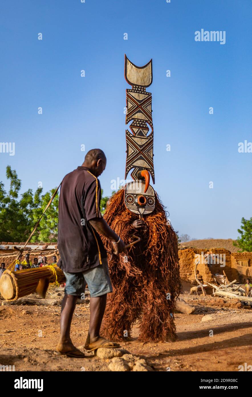 Danse avec les masques Nwantantay du peuple Bwa, Burkina Faso Banque D'Images