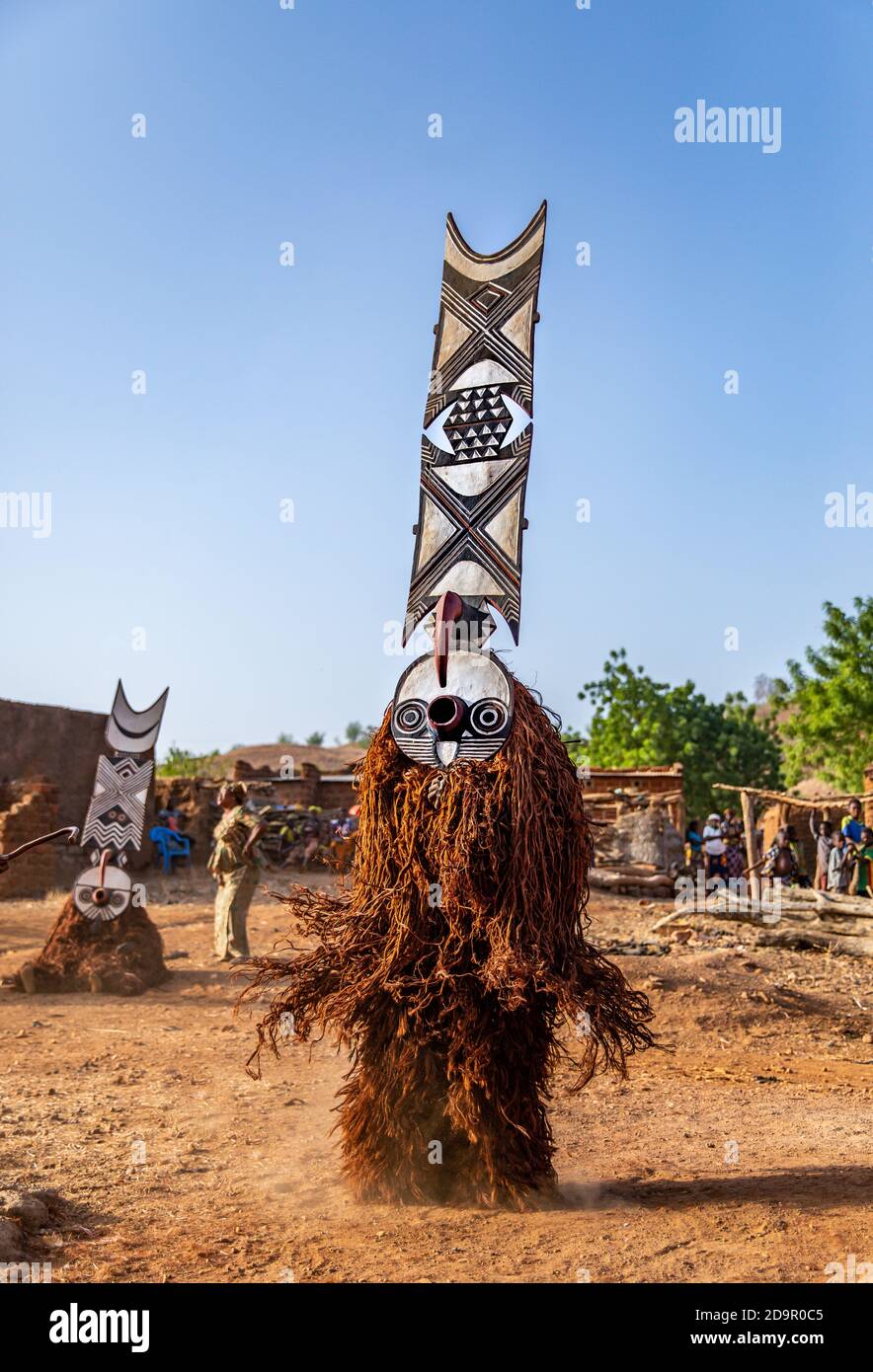 Danse avec les masques Nwantantay du peuple Bwa, Burkina Faso Banque D'Images
