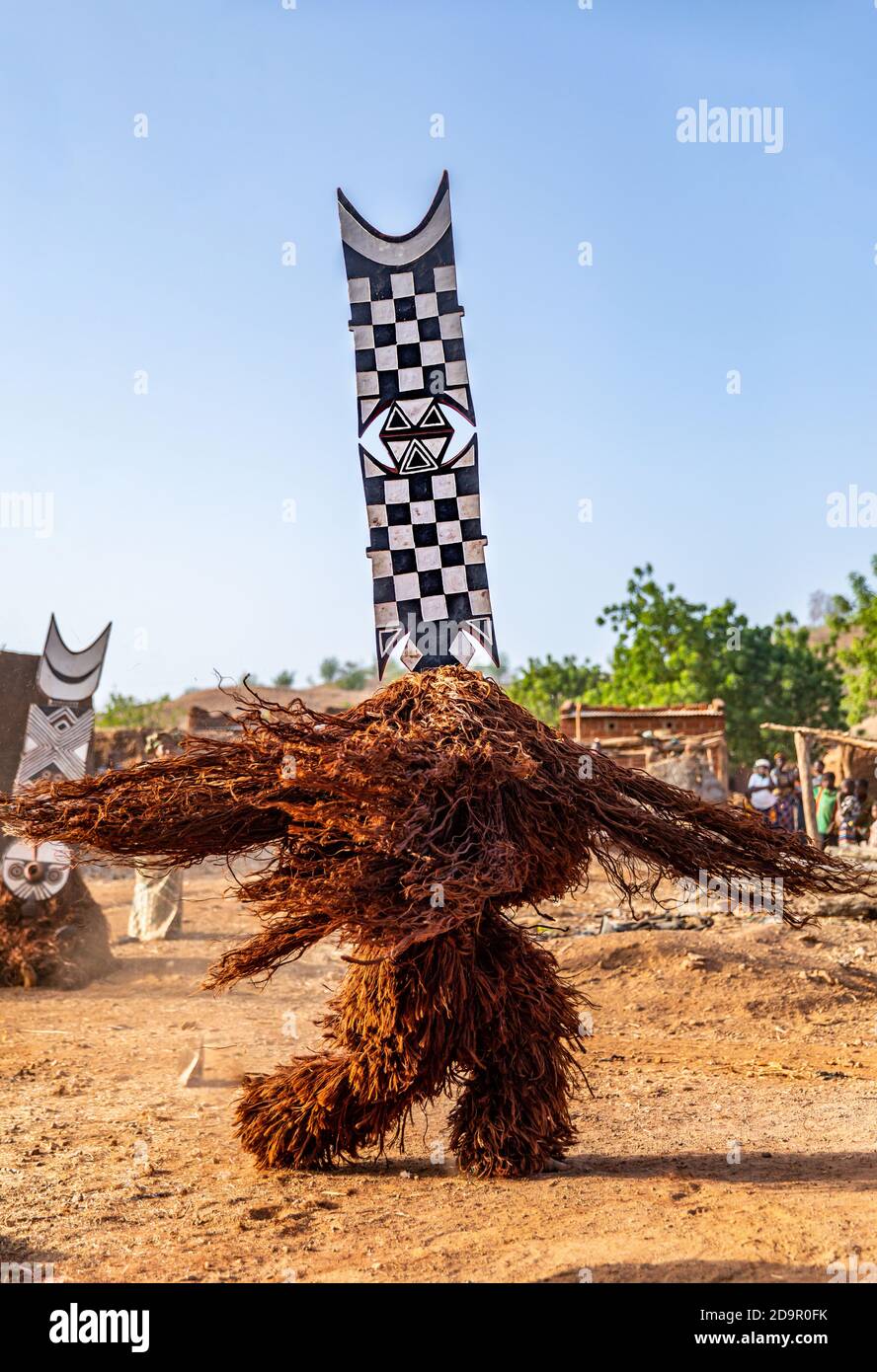 Danse avec les masques Nwantantay du peuple Bwa, Burkina Faso Banque D'Images