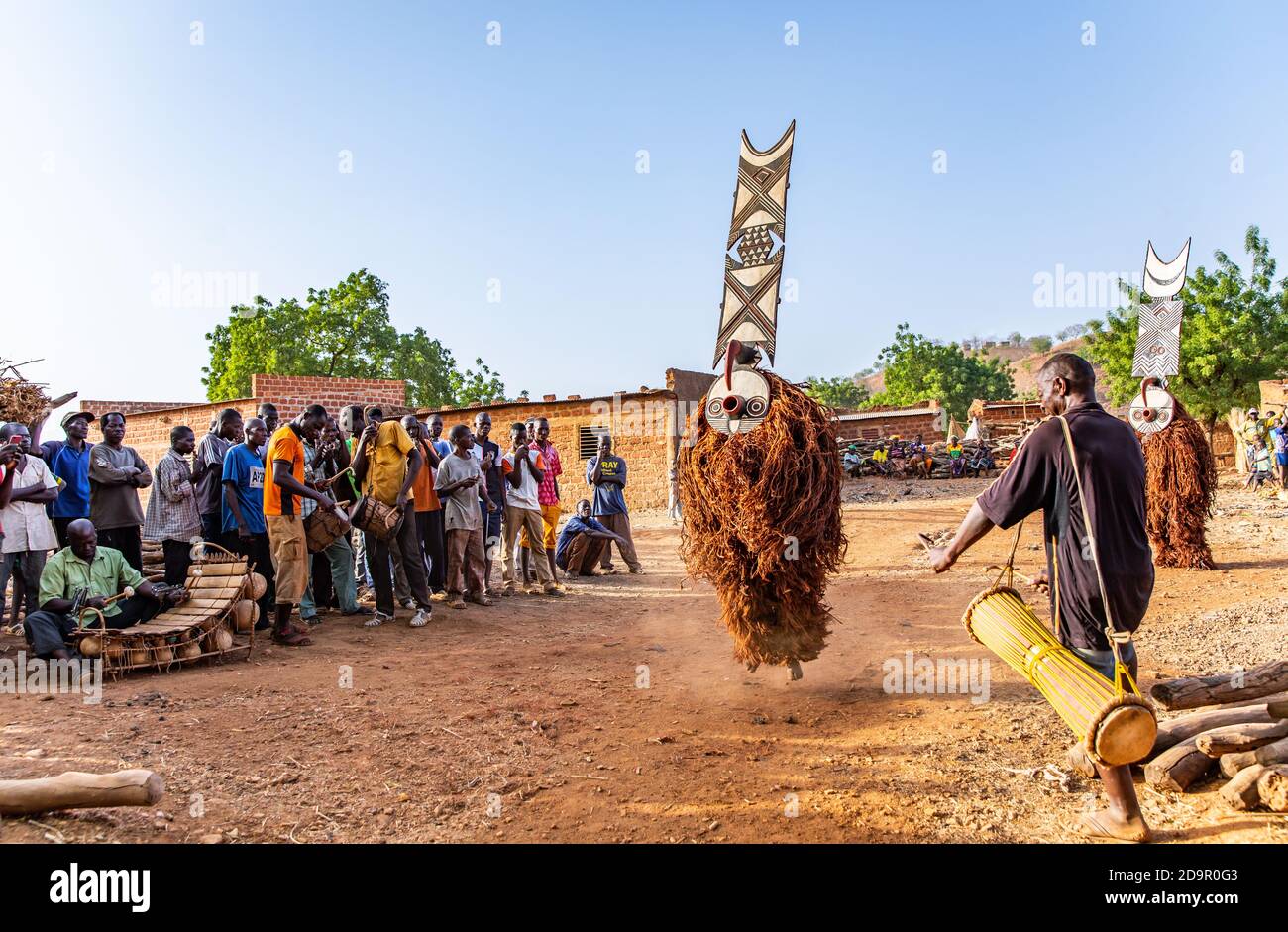 Danse avec les masques Nwantantay du peuple Bwa, Burkina Faso Banque D'Images