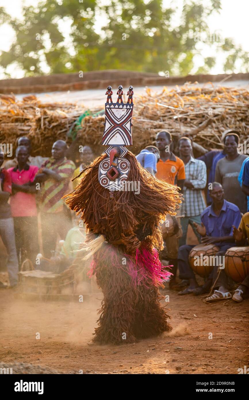 Danse avec les masques Nwantantay du peuple Bwa, Burkina Faso Banque D'Images