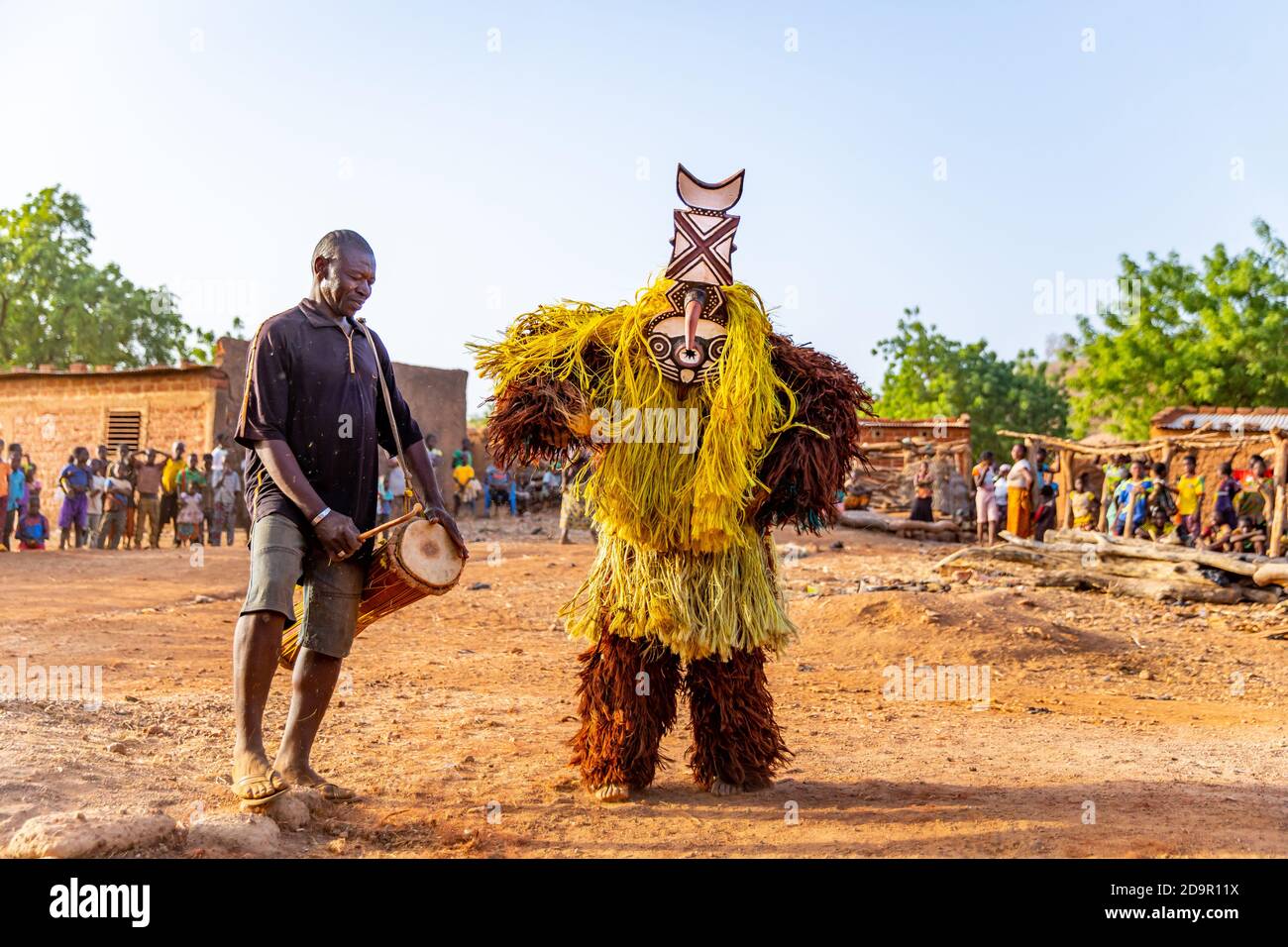 Danse avec les masques Nwantantay du peuple Bwa, Burkina Faso Banque D'Images