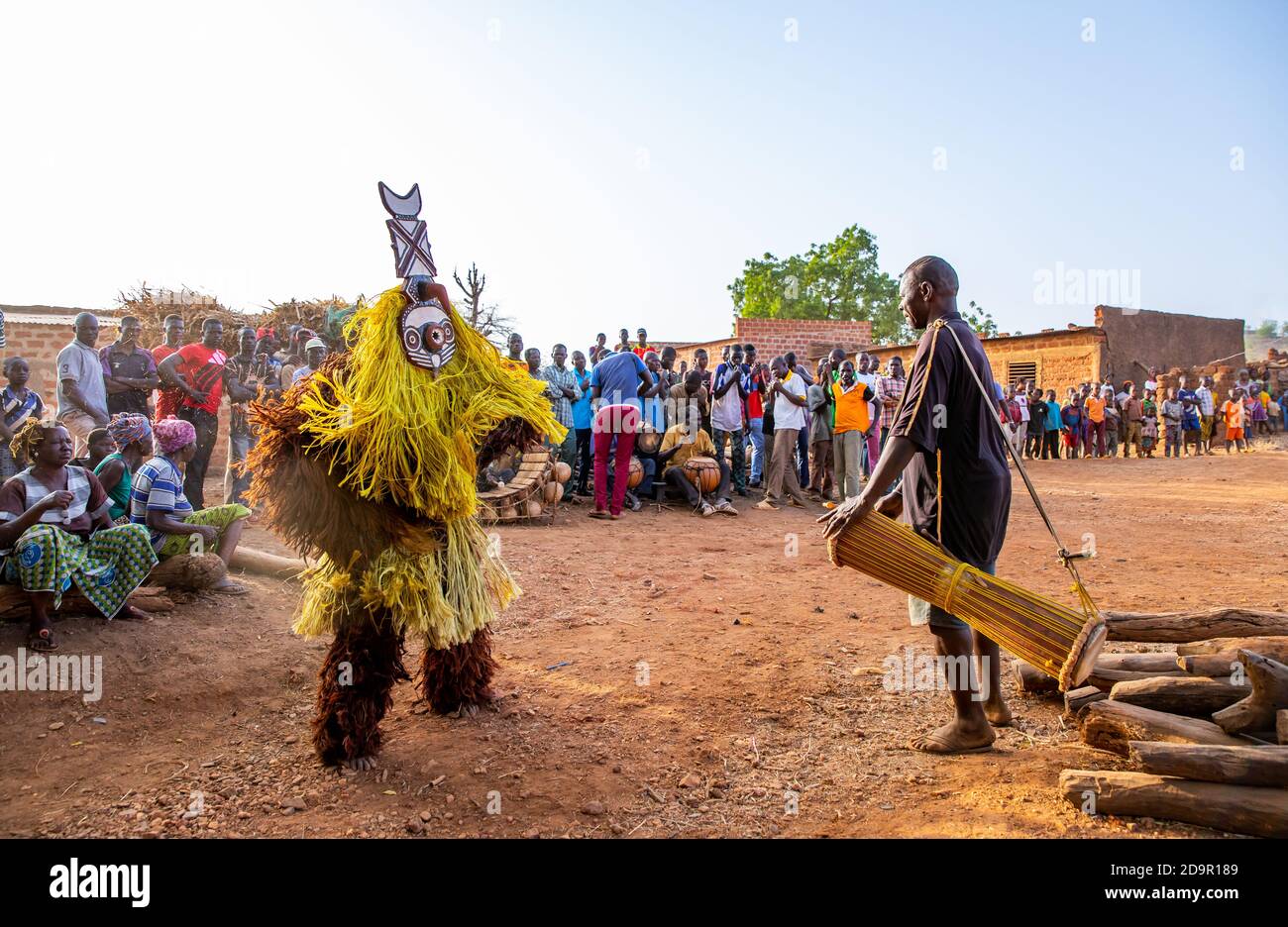 Danse avec les masques Nwantantay du peuple Bwa, Burkina Faso Banque D'Images