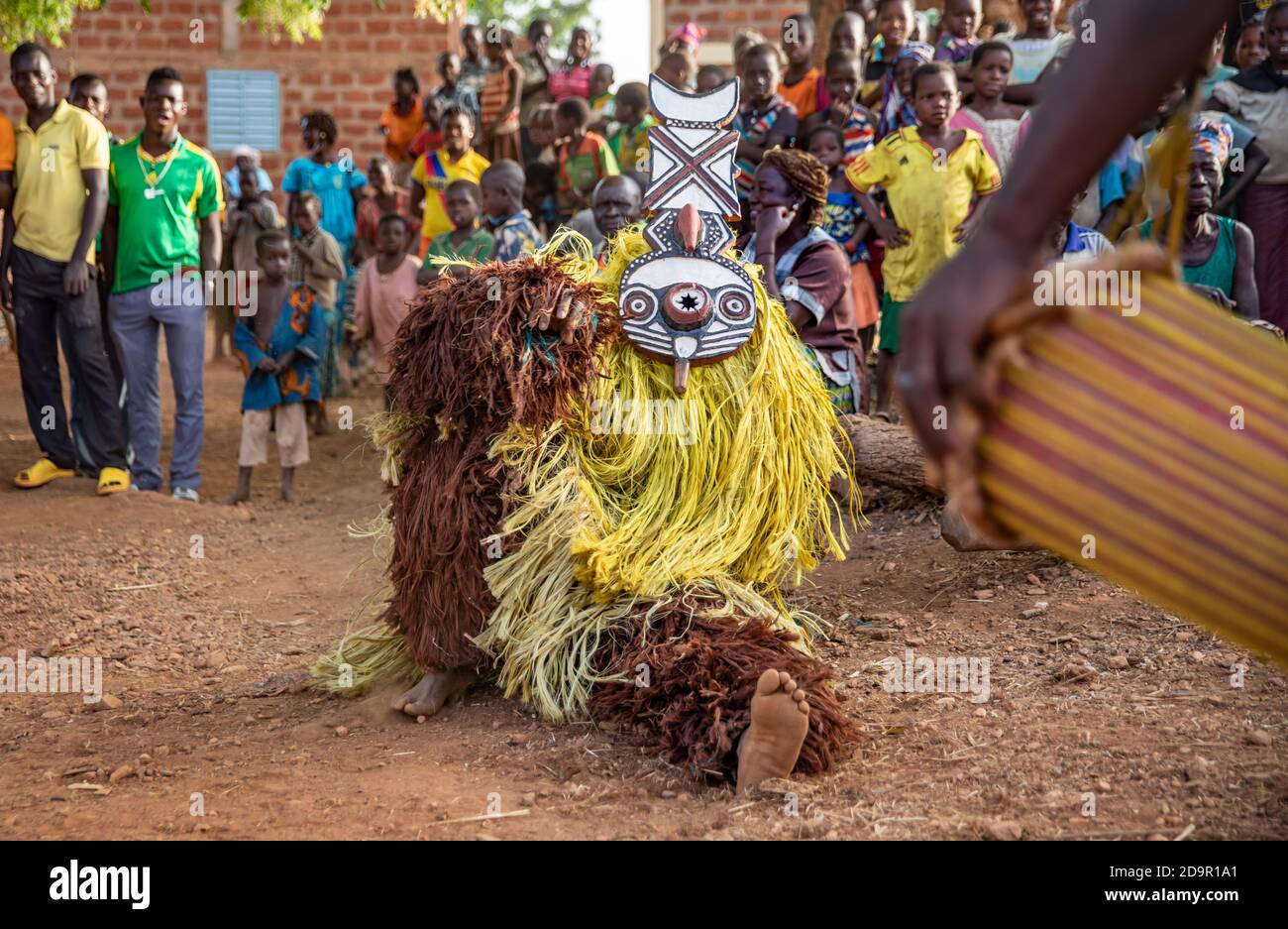 Danse avec les masques Nwantantay du peuple Bwa, Burkina Faso Banque D'Images