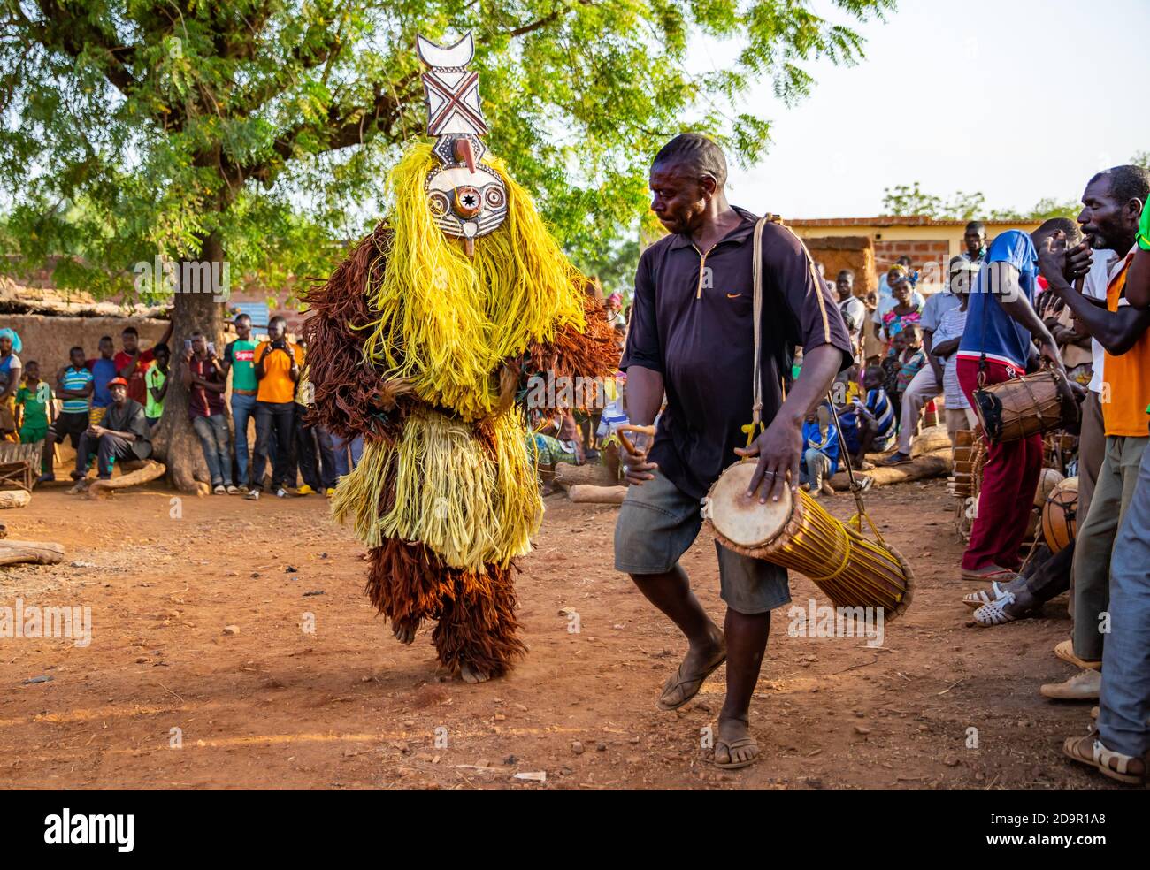 Danse avec les masques Nwantantay du peuple Bwa, Burkina Faso Banque D'Images