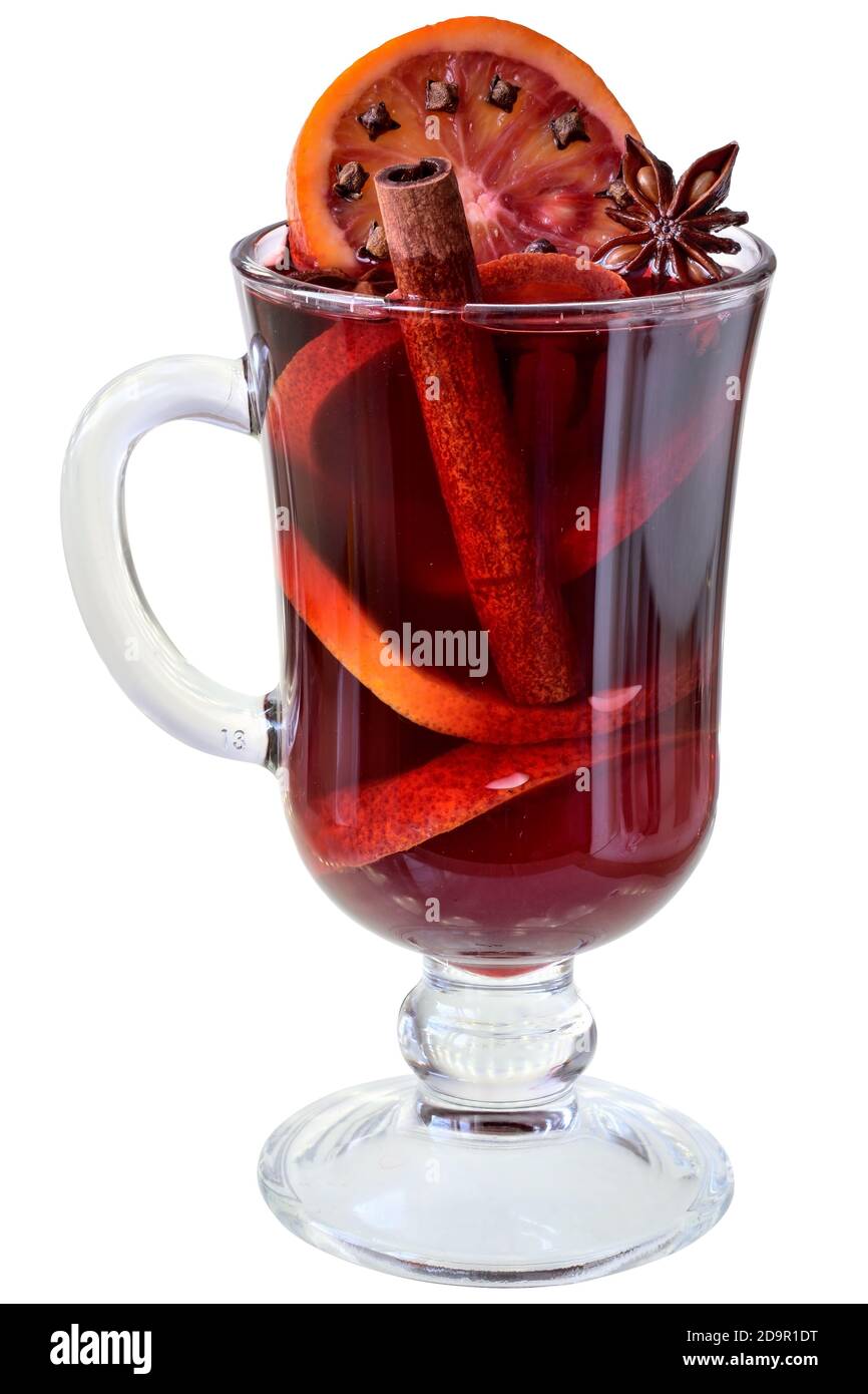 Boisson chaude vin rouge chaud accompagné d'épices et d'orange rouge dans un gobelet en verre isolé sur fond blanc. Banque D'Images