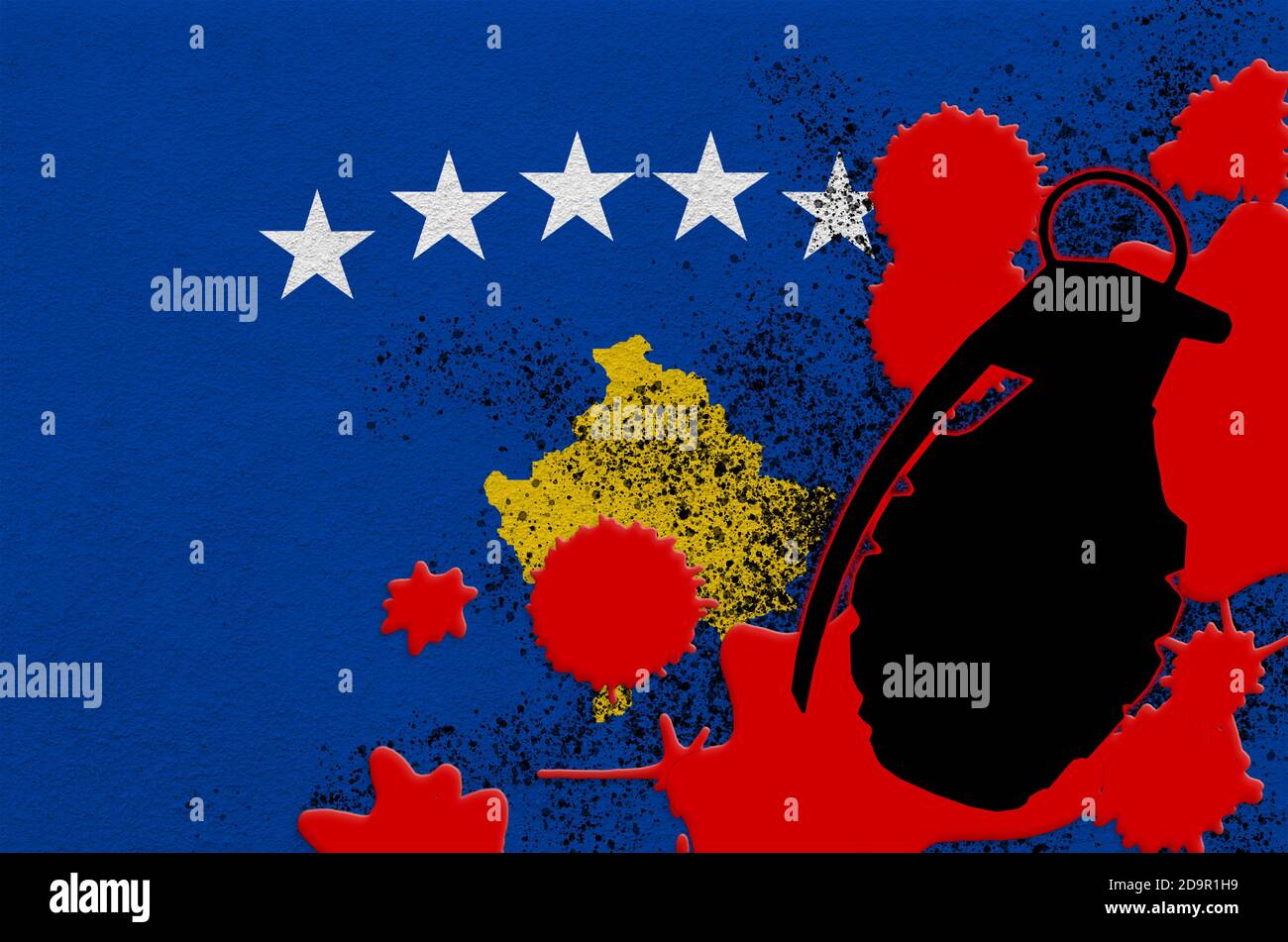 Drapeau du Kosovo et grenade à scories MK2 dans le sang rouge. Concept d'attaque terroriste ou d'opérations militaires avec un résultat mortel. Utilisation d'armes projectiles dangereuses Banque D'Images