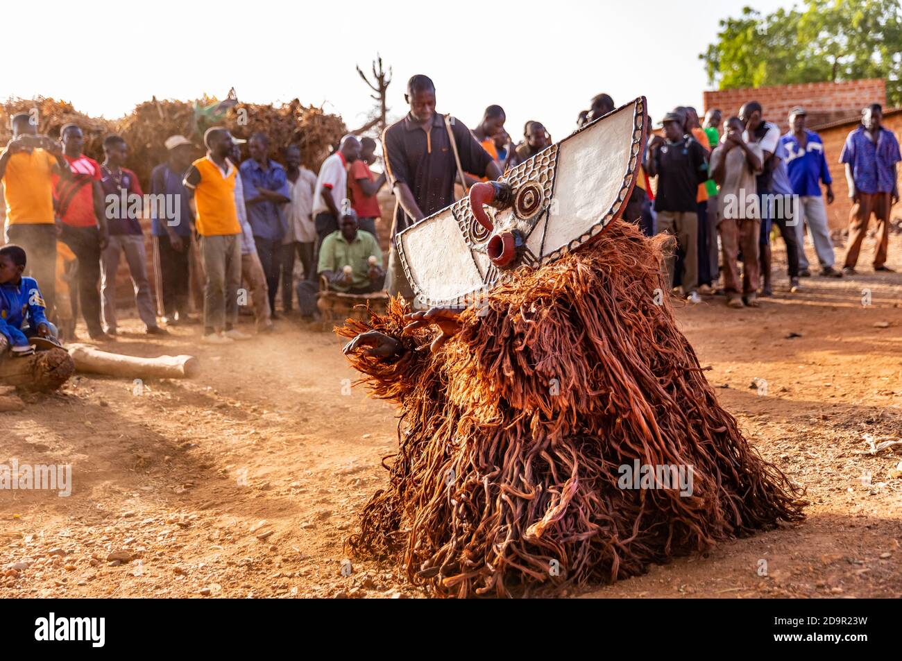 Danseur avec masque de faucon des gens de Bwa Banque D'Images