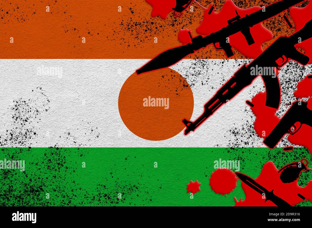 Drapeau du Niger et diverses armes dans le sang rouge. Concept d'attaque terroriste ou d'opérations militaires avec un résultat mortel. Trafic d'armes Banque D'Images
