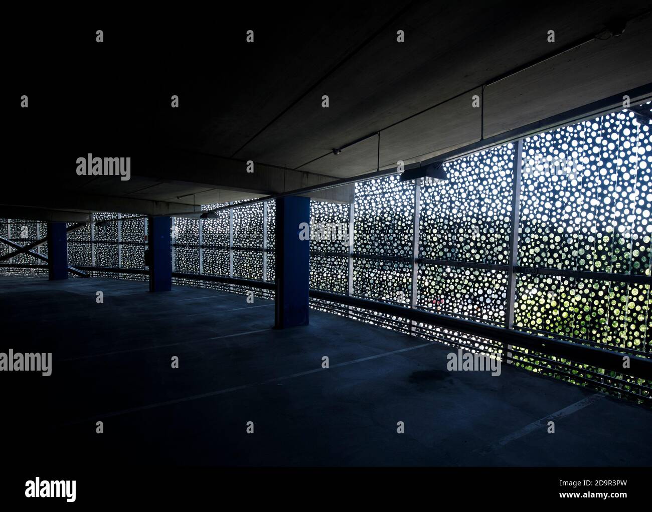 Panneaux de revêtement en métal perforé au garage de stationnement à plusieurs étages , Finlande Banque D'Images