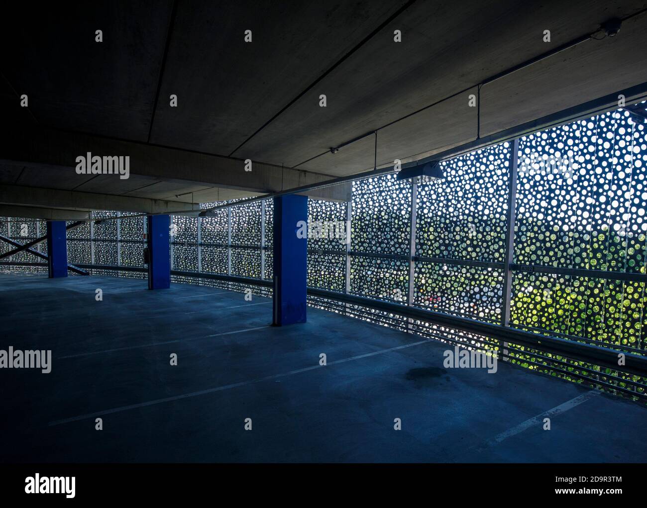 Panneaux de revêtement en métal perforé au garage de stationnement à plusieurs étages , Finlande Banque D'Images