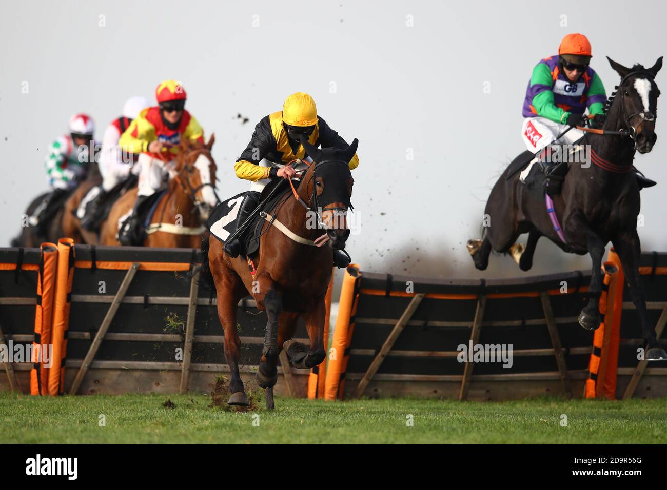 Bryony Frost à bord de Perfect Myth (L) saute avec le gagnant final Richard Johnson sur la souris blanche lors de l'obstacle Handicap de Richard Barber Memorial Mares à l'hippodrome de Wincanton. Banque D'Images Bryony Frost à bord de Perfect Myth (L) saute avec le gagnant final Richard Johnson sur la souris blanche lors de l'obstacle Handicap de Richard Barber Memorial Mares à l'hippodrome de Wincanton. Banque D'Images