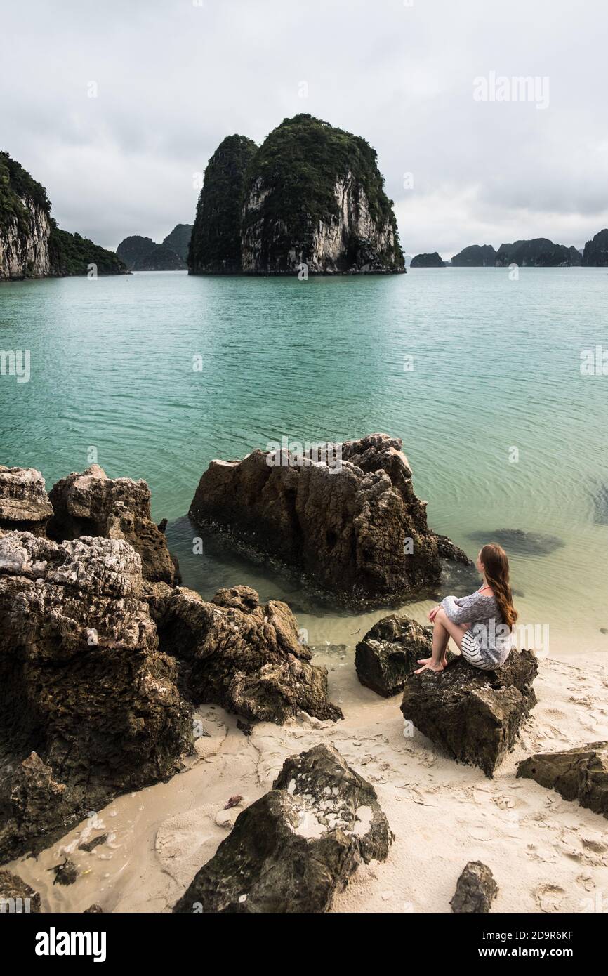 Belles calcaires dans la baie de ha long au Vietnam, cette région peut être explorée en bateau seulement Banque D'Images