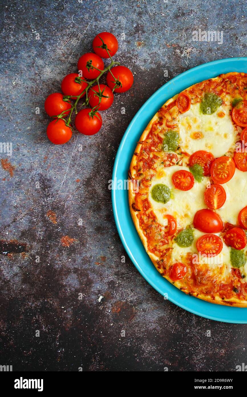 Pizza maison avec tomates, mozzarella et basilic. Banque D'Images