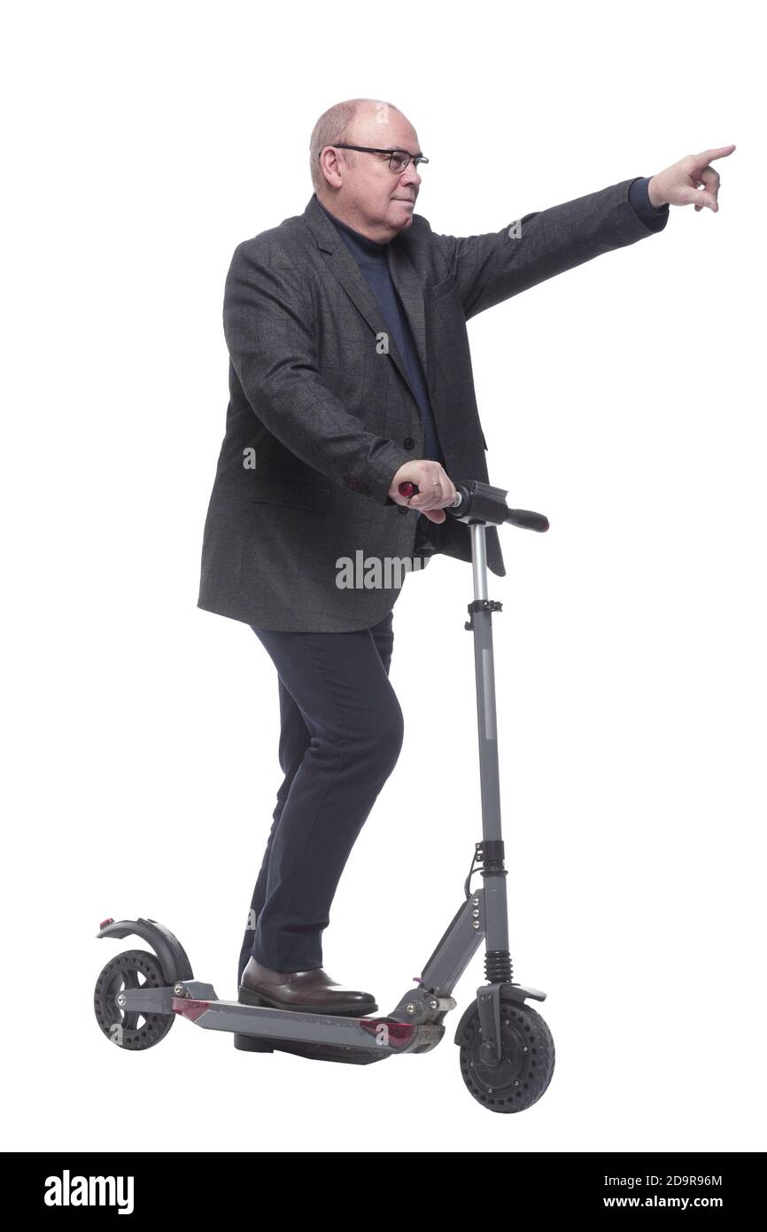 vue latérale . Homme mature avec scooter électrique regardant vers l'avant Banque D'Images