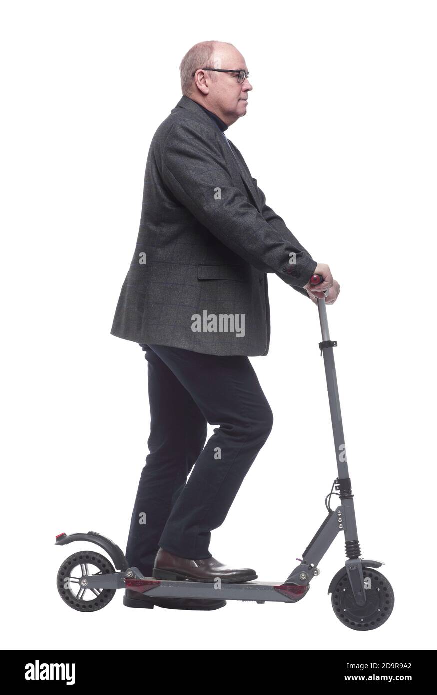 vue latérale . Homme mature avec scooter électrique regardant vers l'avant Banque D'Images