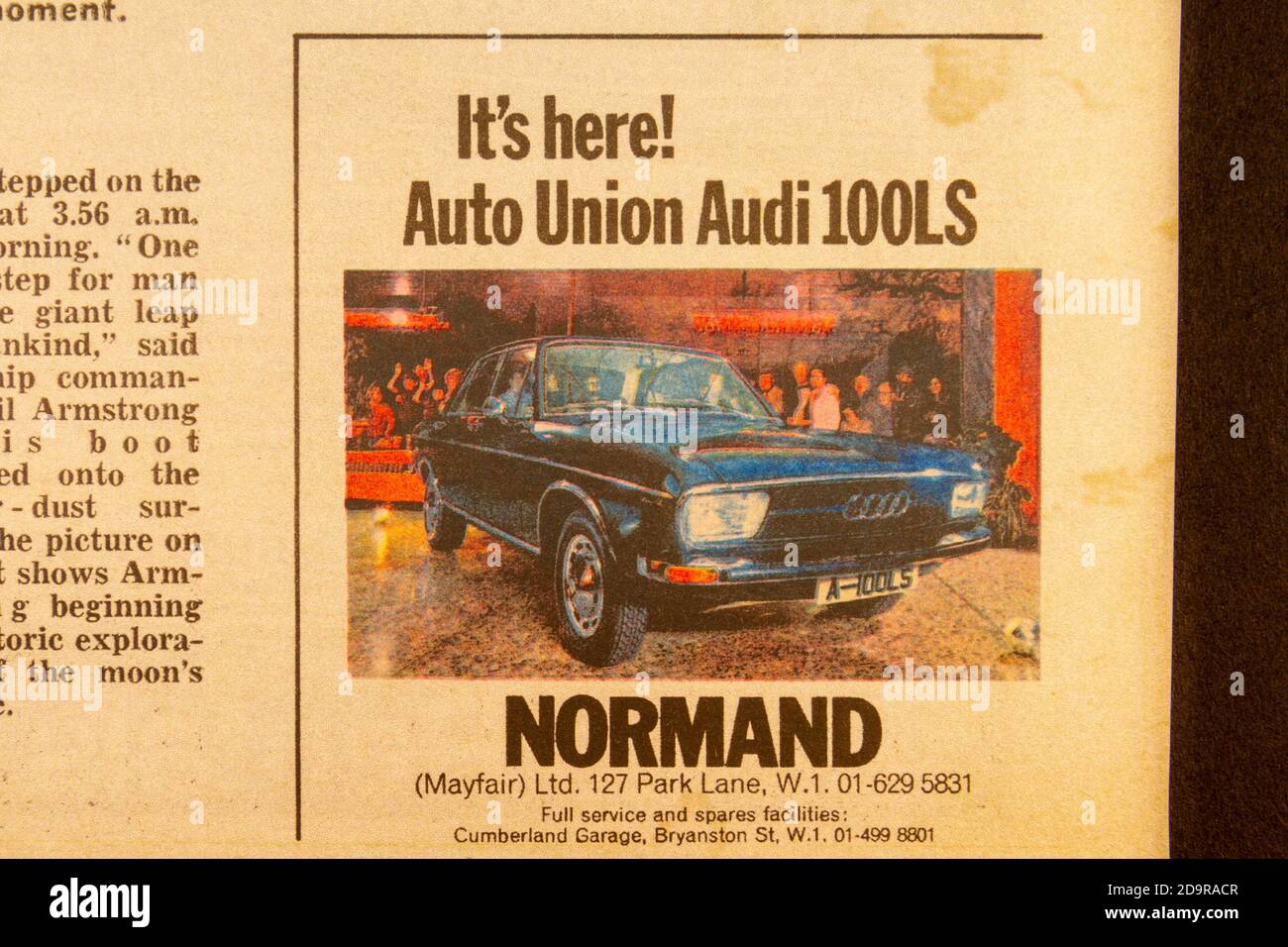 Publicité pour auto Union Audi 100LS Normand voiture à l'intérieur d'un Journal souvenir standard du soir (réplique) pour l'Apollo 11 Moon Débarquements le 21 juillet 1969 Banque D'Images